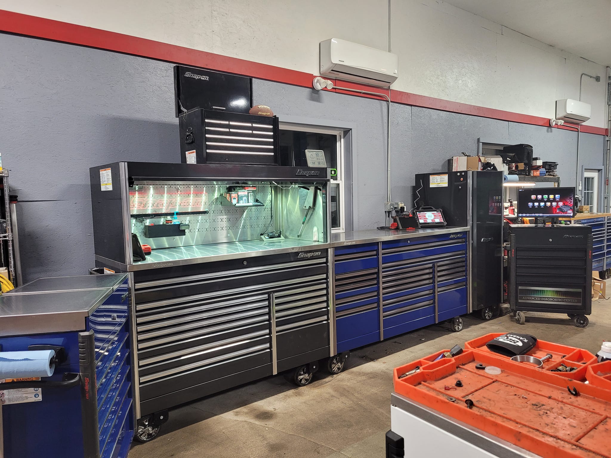 Snap-on tool box setup with 68 and hutch