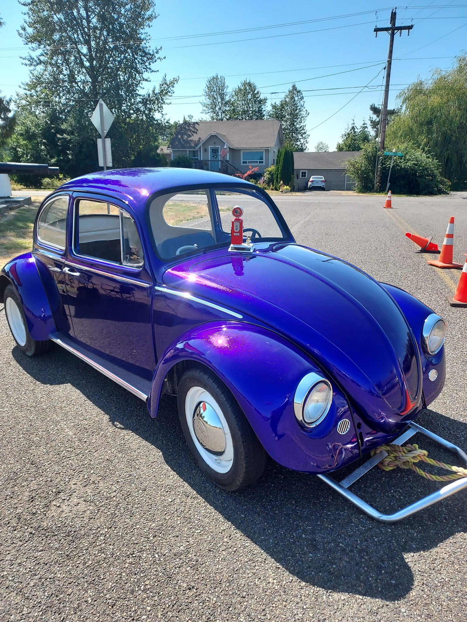 1967 VW Beetle convertible painted in hippy style. 2/2