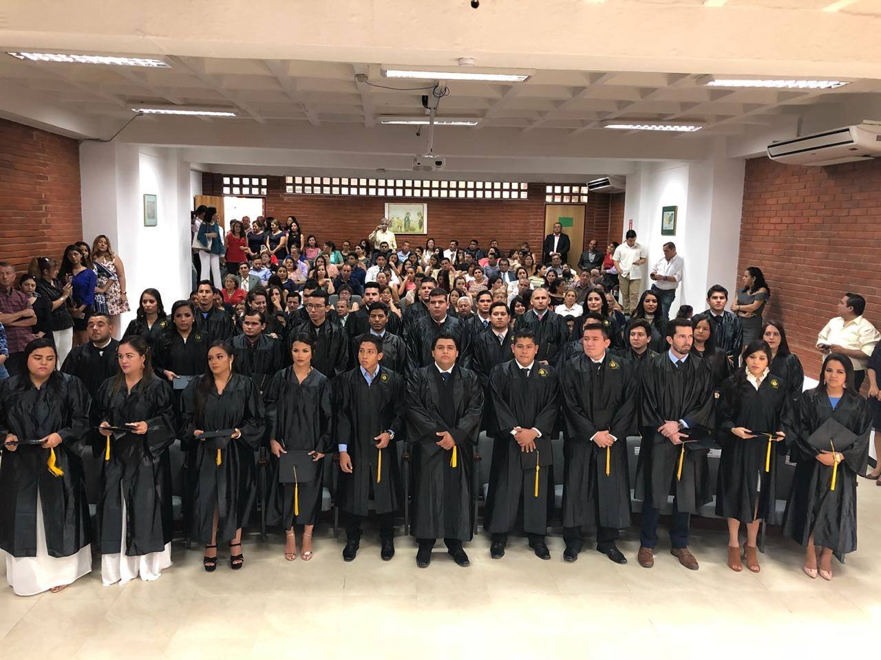 PUCE Manabí - Felicidades a nuestros queridos graduados...