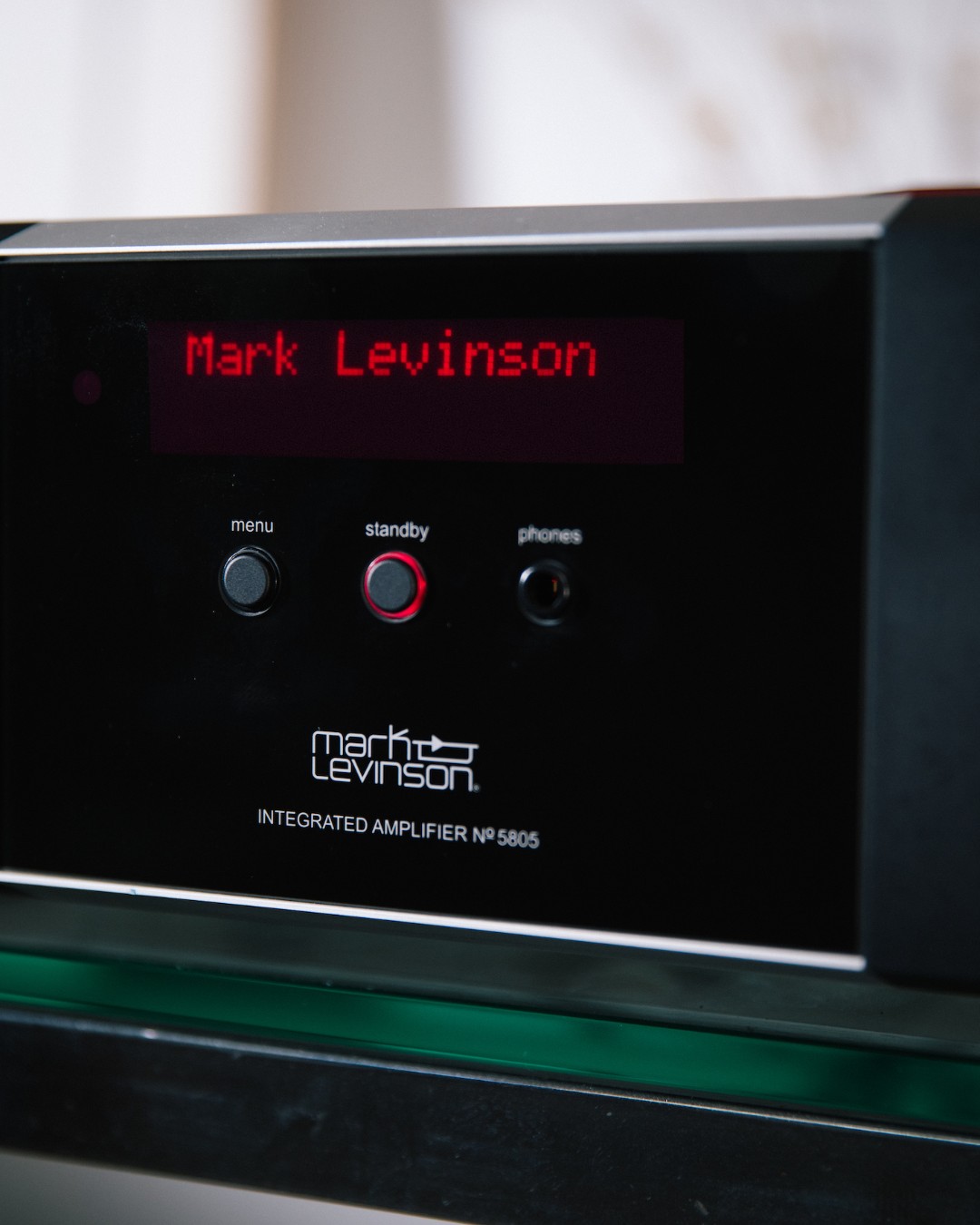 Experience unparalleled sound clarity with Mark Levinson No5805
