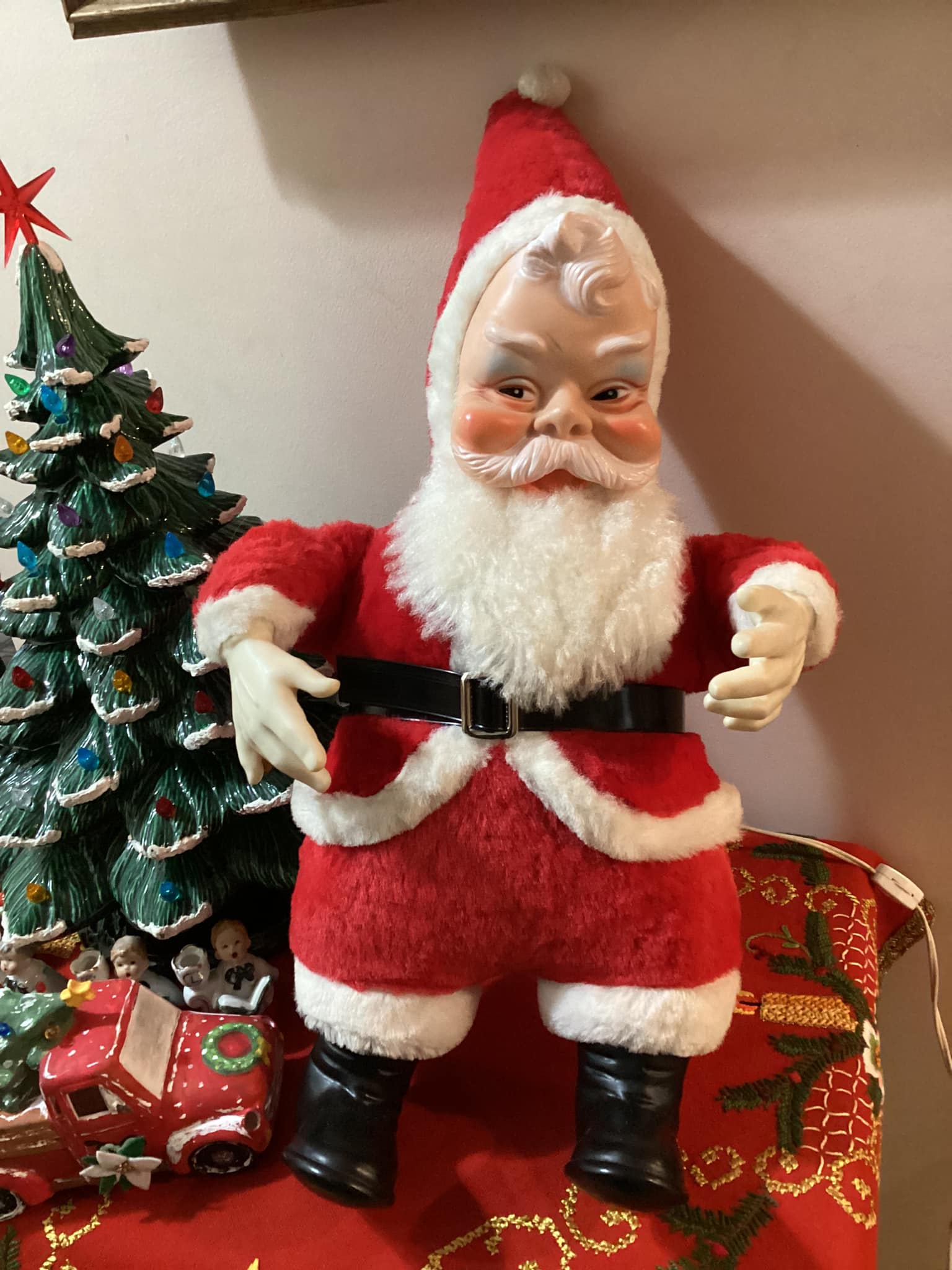 サンタクロース夫妻の人形 What is the origin and information about this Japanese Santa figurine?