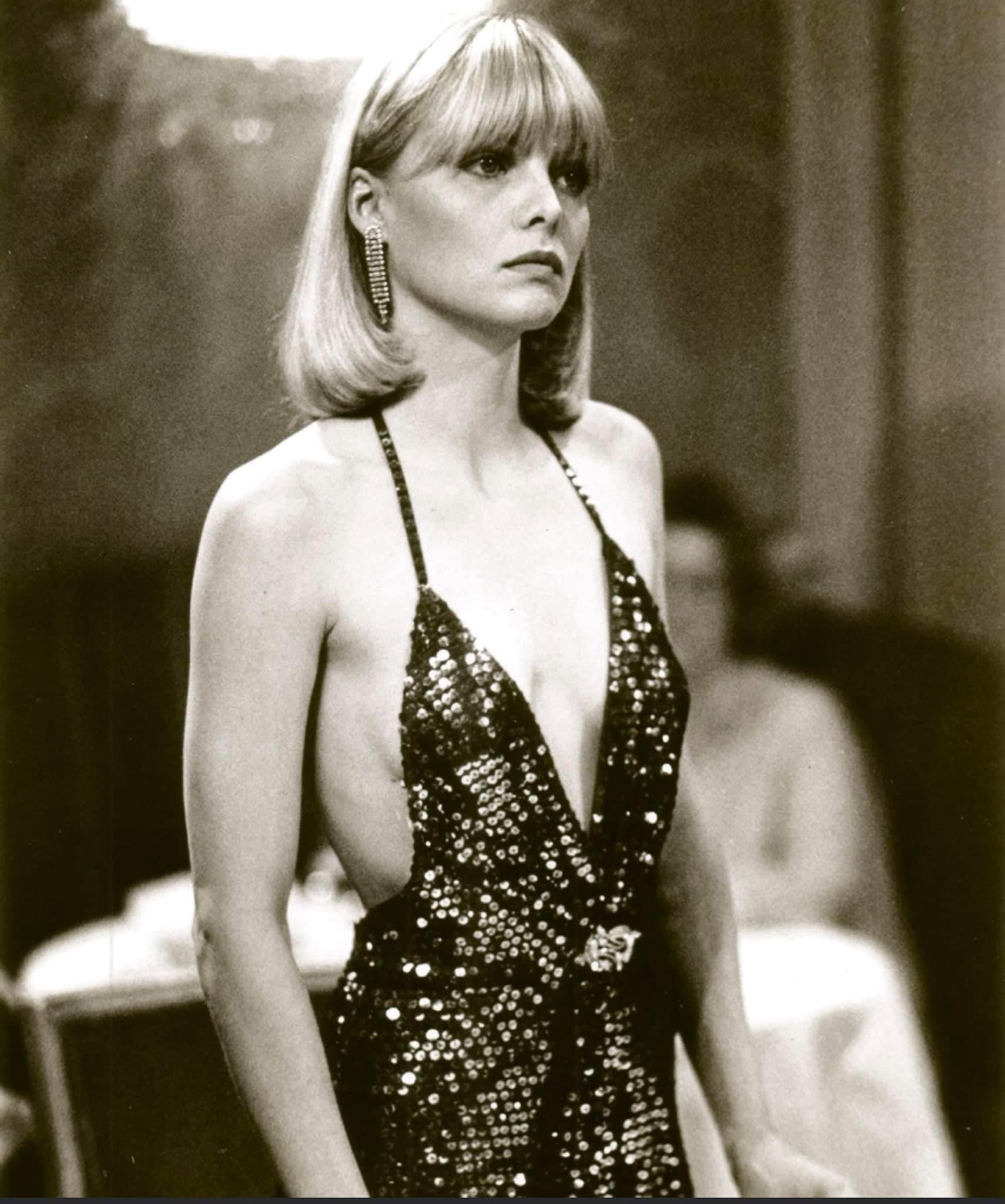 michelle pfeiffer green dress in Scarface, After getting a card in exchange for assassinating a Cuban government official, Tony Montana stakes a claim on the drug trade in Miami vestidos de festa