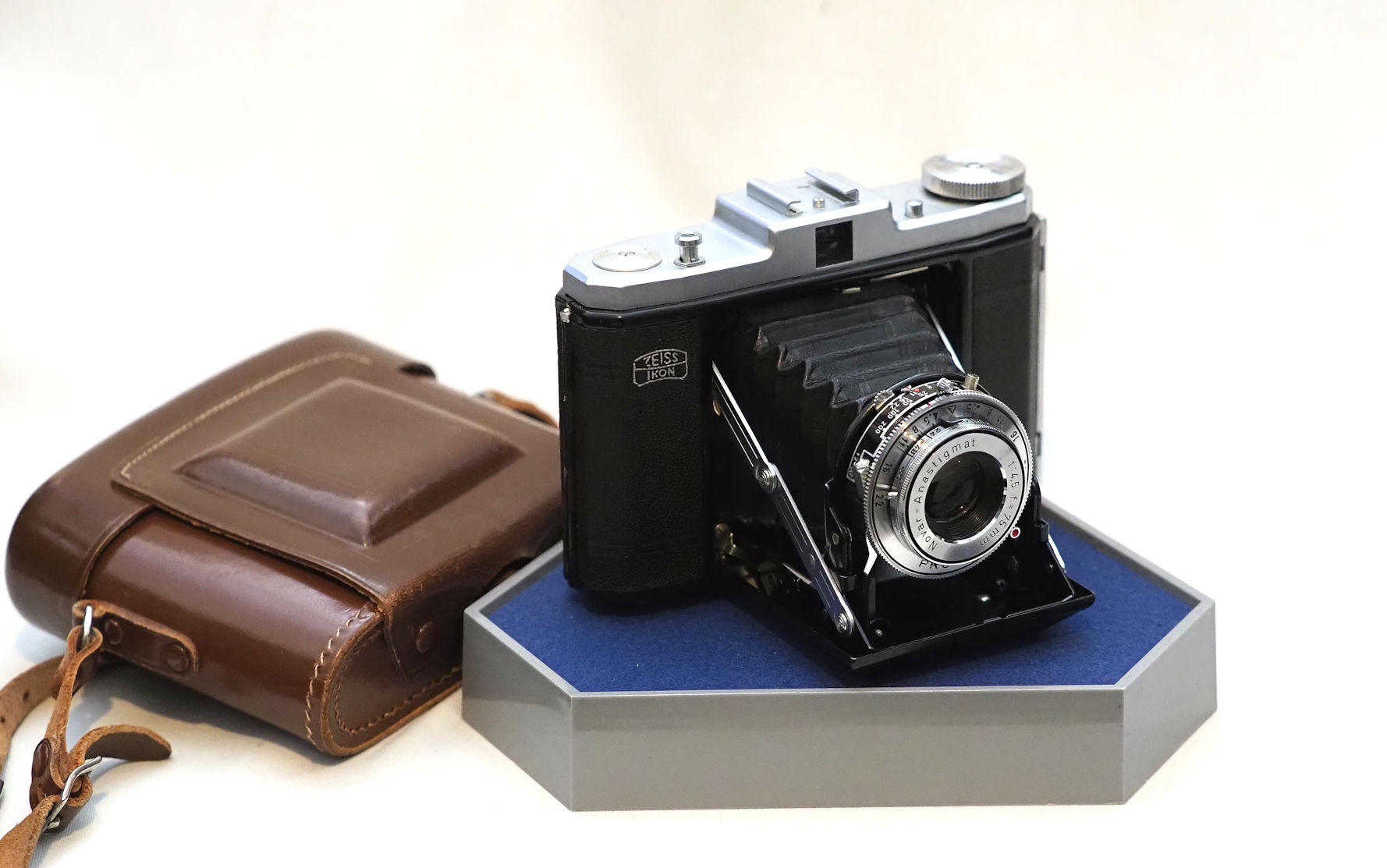 Zeiss Ikon Nettar Signal camera review with Novar-Anastigmat 75mm lens