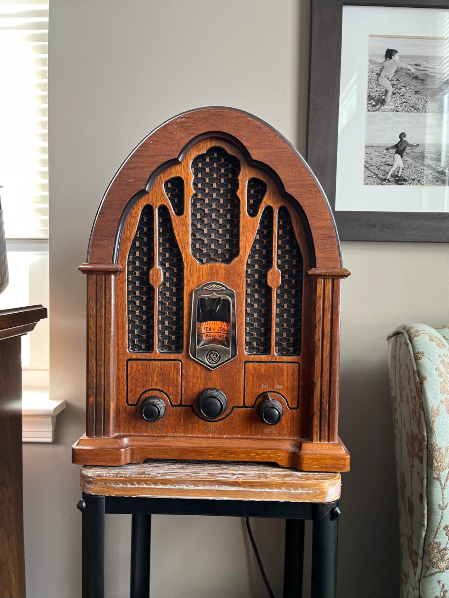 The GE General Electric Vintage Wood Cathedral Replica Radio AM/FM 