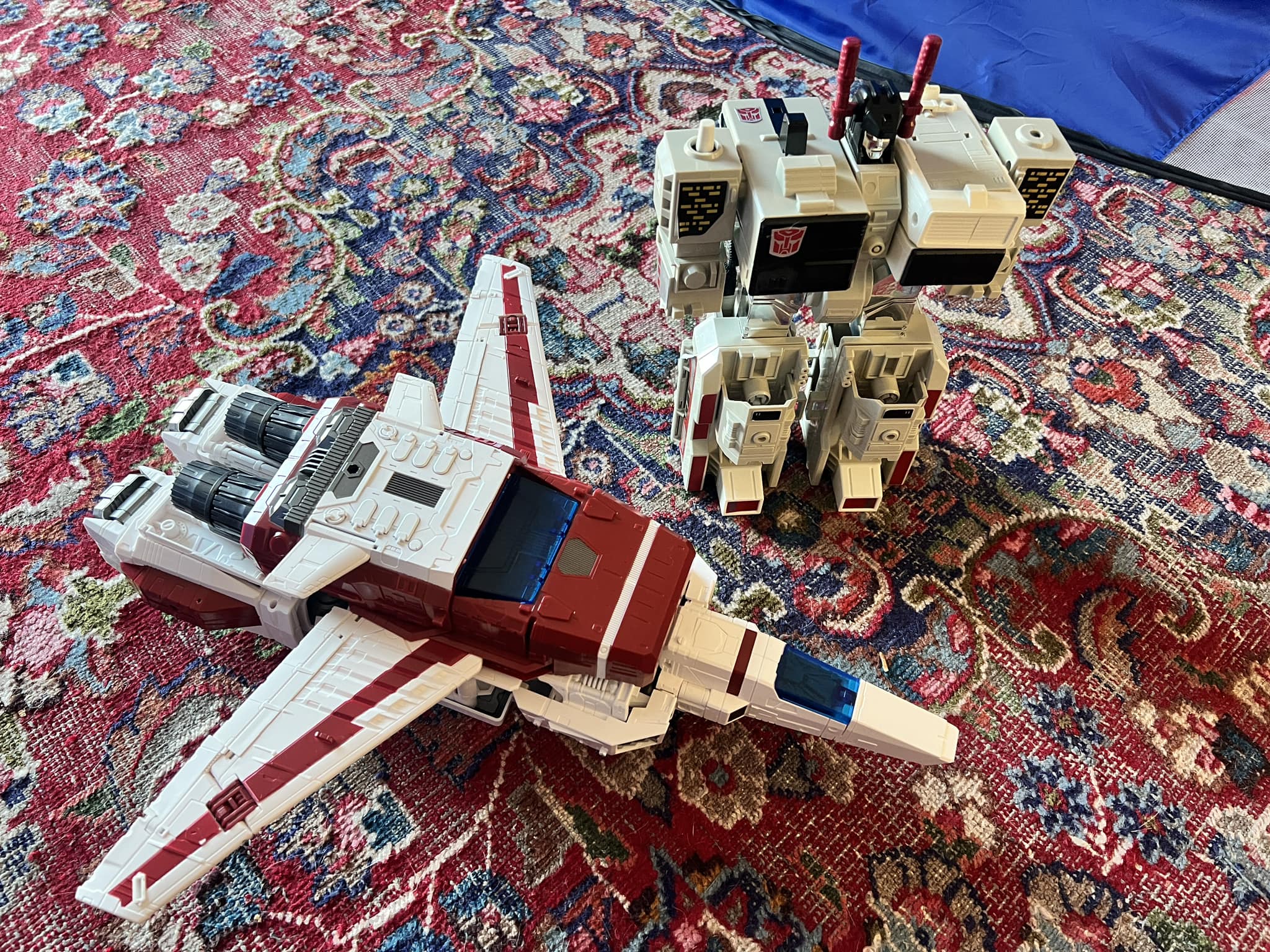Comparison of Vincoroor V33-06 with Seige Jetfire and other figures