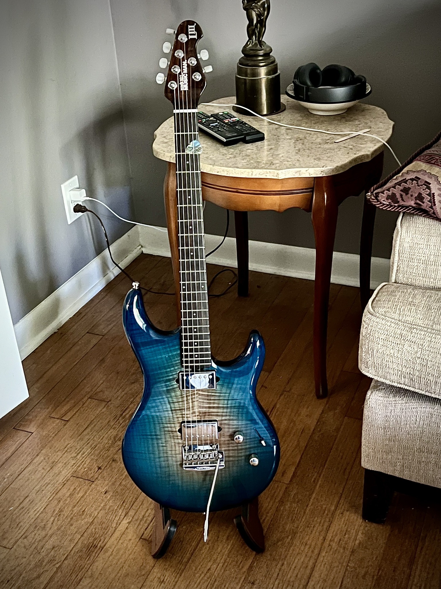 Luke 2 electric guitar in limited edition black