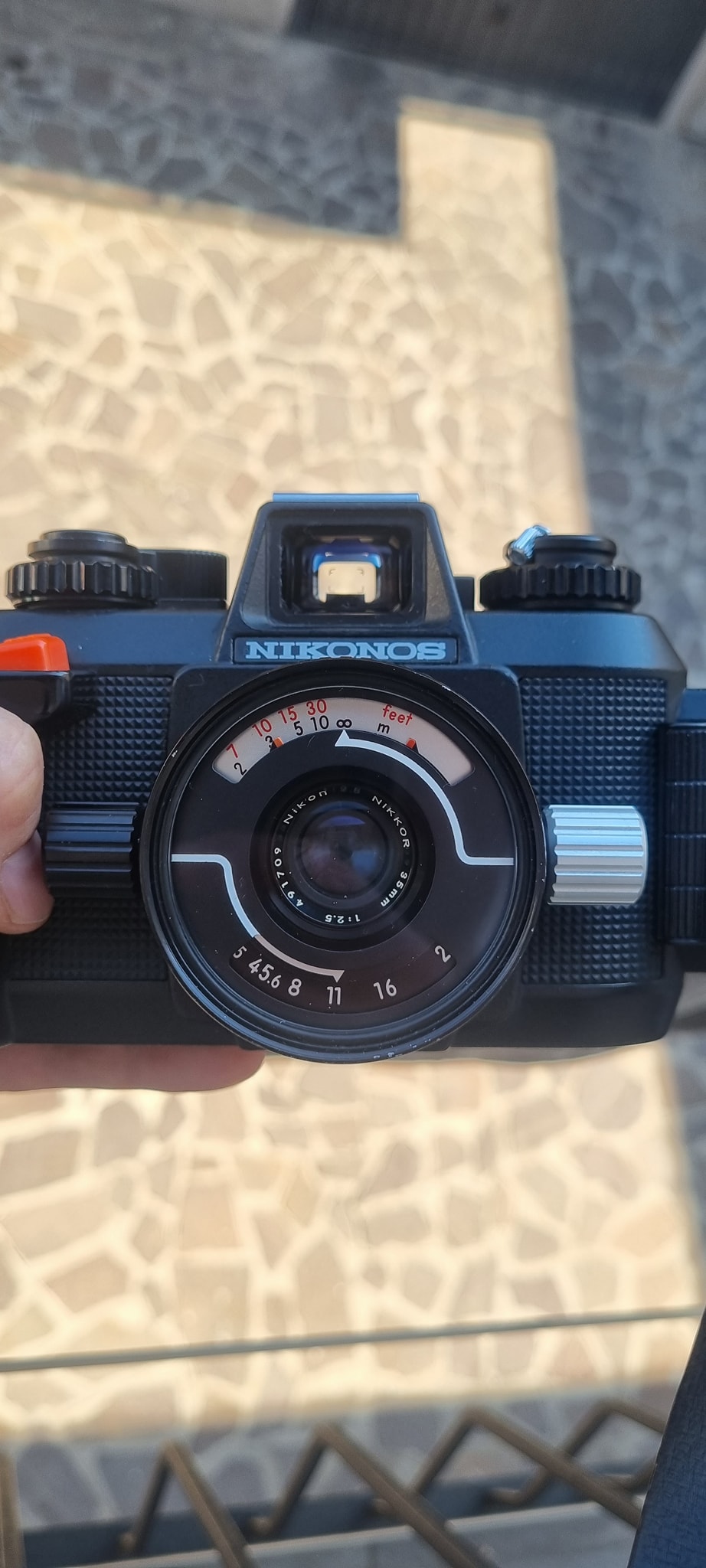 Hi everyone, I have a Nikonos IV-A with the Nikkor 35mm f2.8 and I
