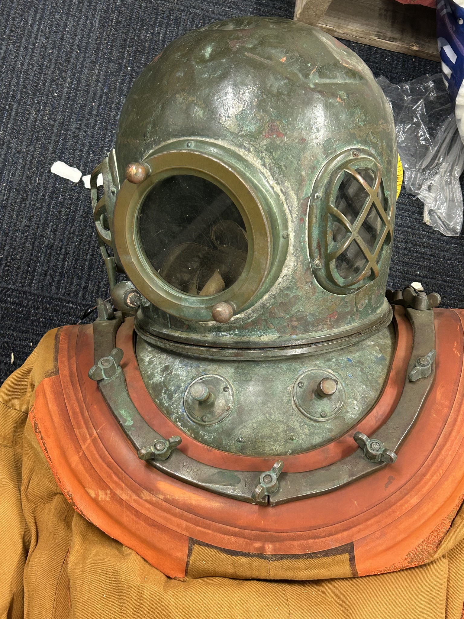 潜水艦のヘルメット Display of 1950s Yokohama Diving Helmet at Marine Conservation Centre