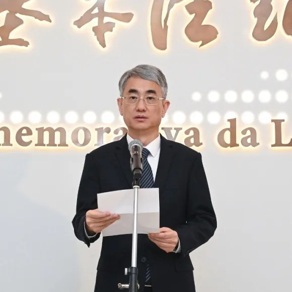 治安警察局社區警務 - 本局劉運嫦副局長向研修班代表頒發結業證書 | Facebook