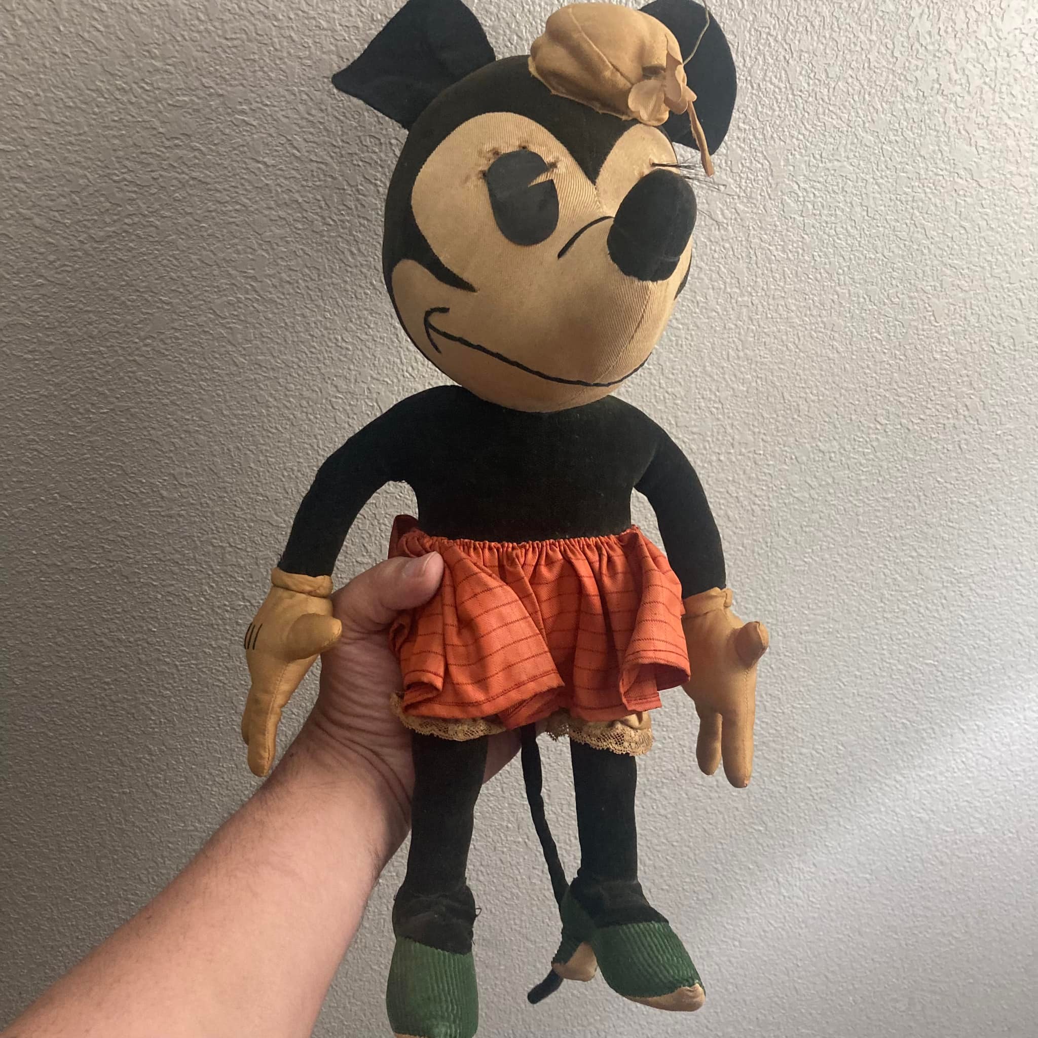 Hello experts! Looking for info on this Minnie. Is she a 1930's