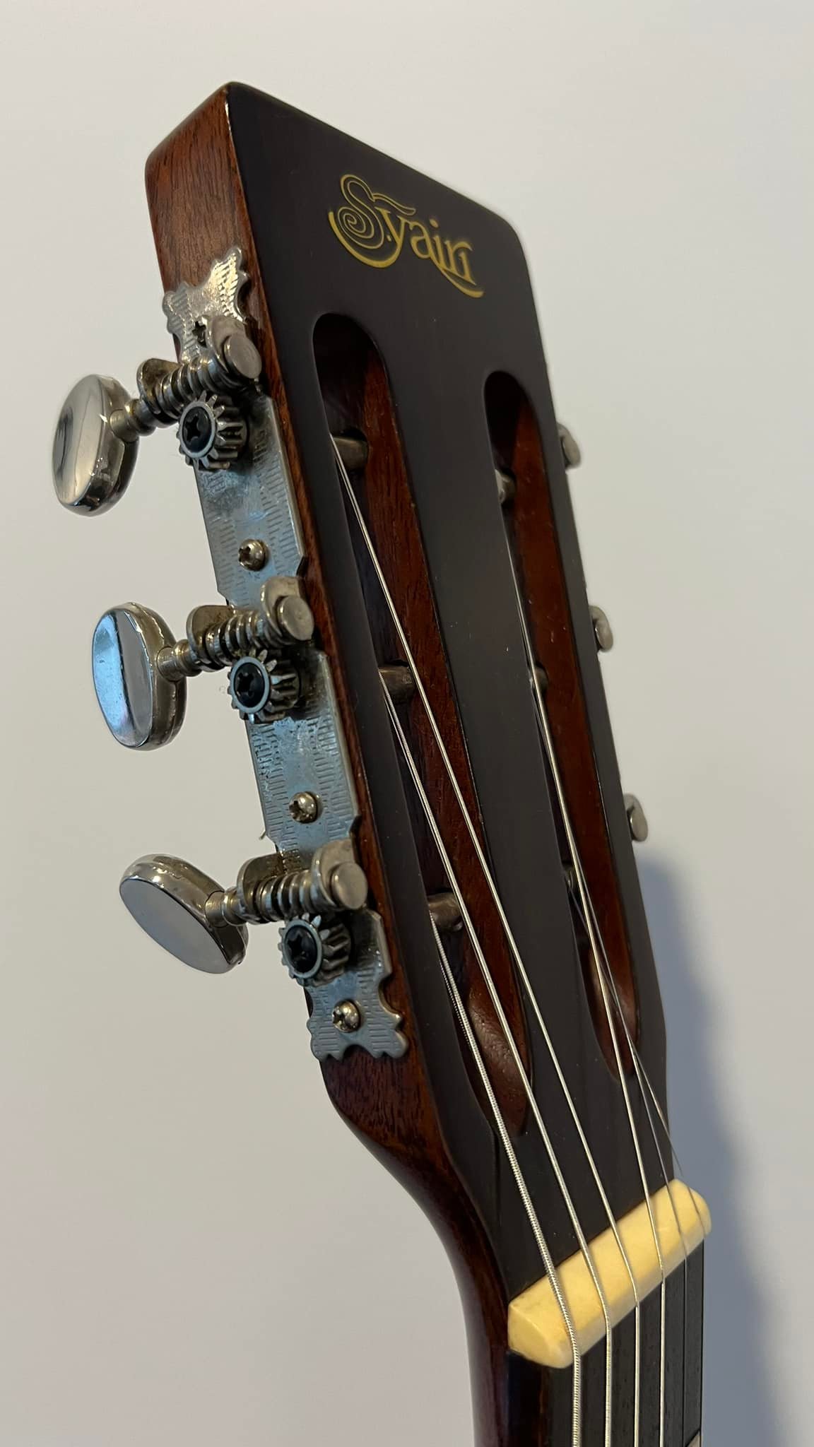 What is the background information on S Yairi YF-200 guitar?