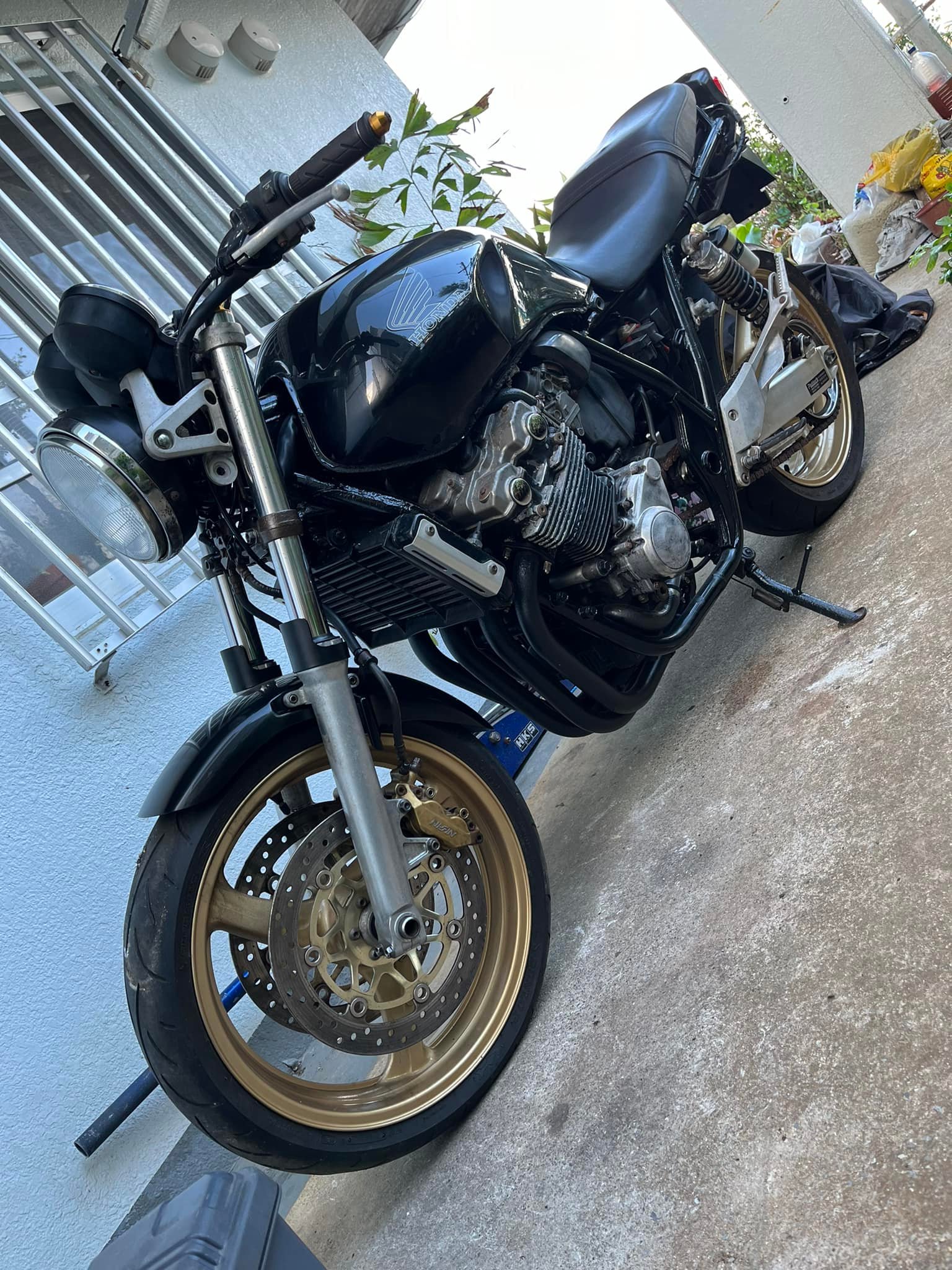 Restoring a Honda CB400 NC39 motorcycle