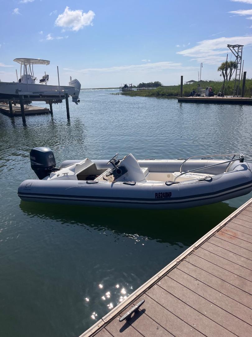 Is slow handling a characteristic of the Zodiac YL 420 DL hull design?