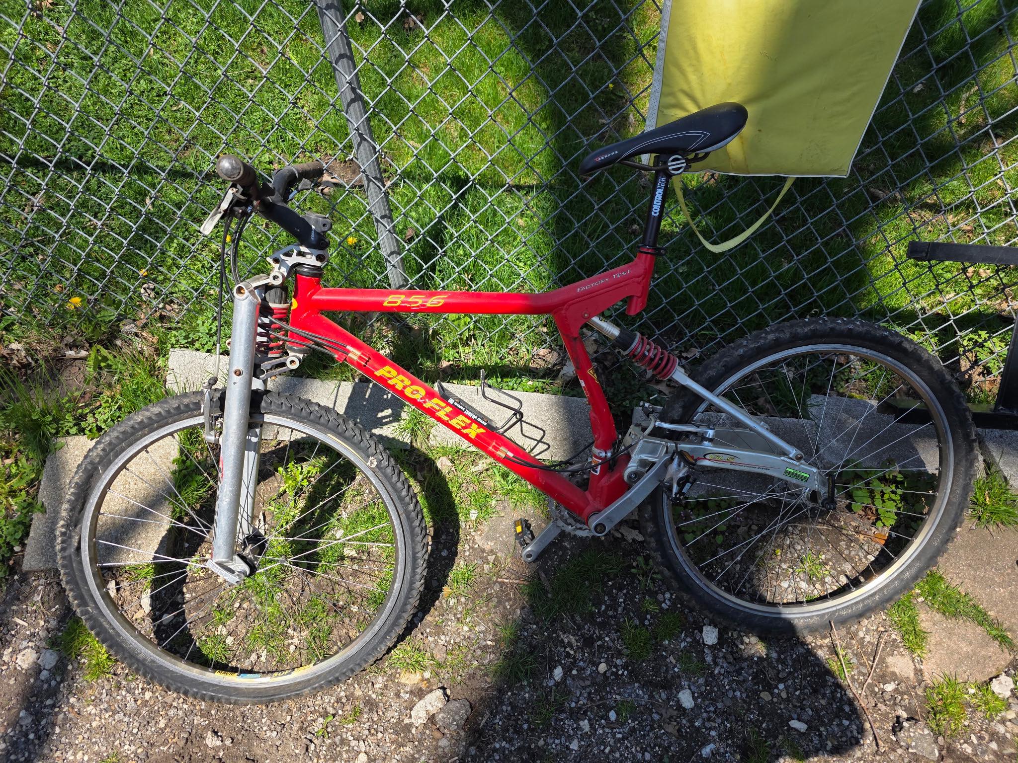 Early 90s vintage mountain bike details