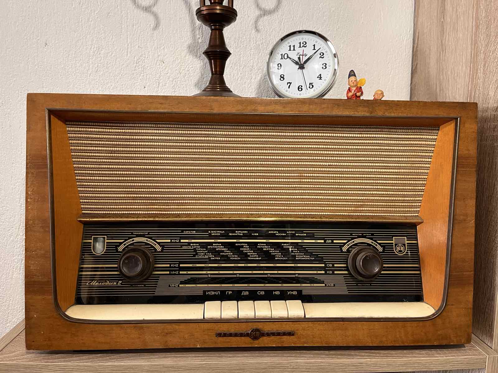 An introductory photo. My grandparent's radio ''Melodia 2