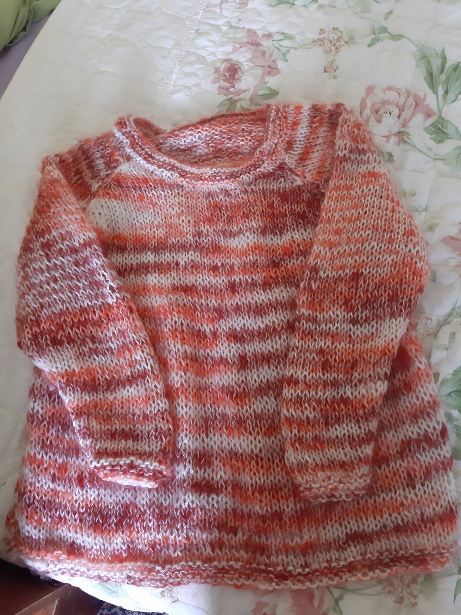 Knitting a jumper with mohair and white yarn