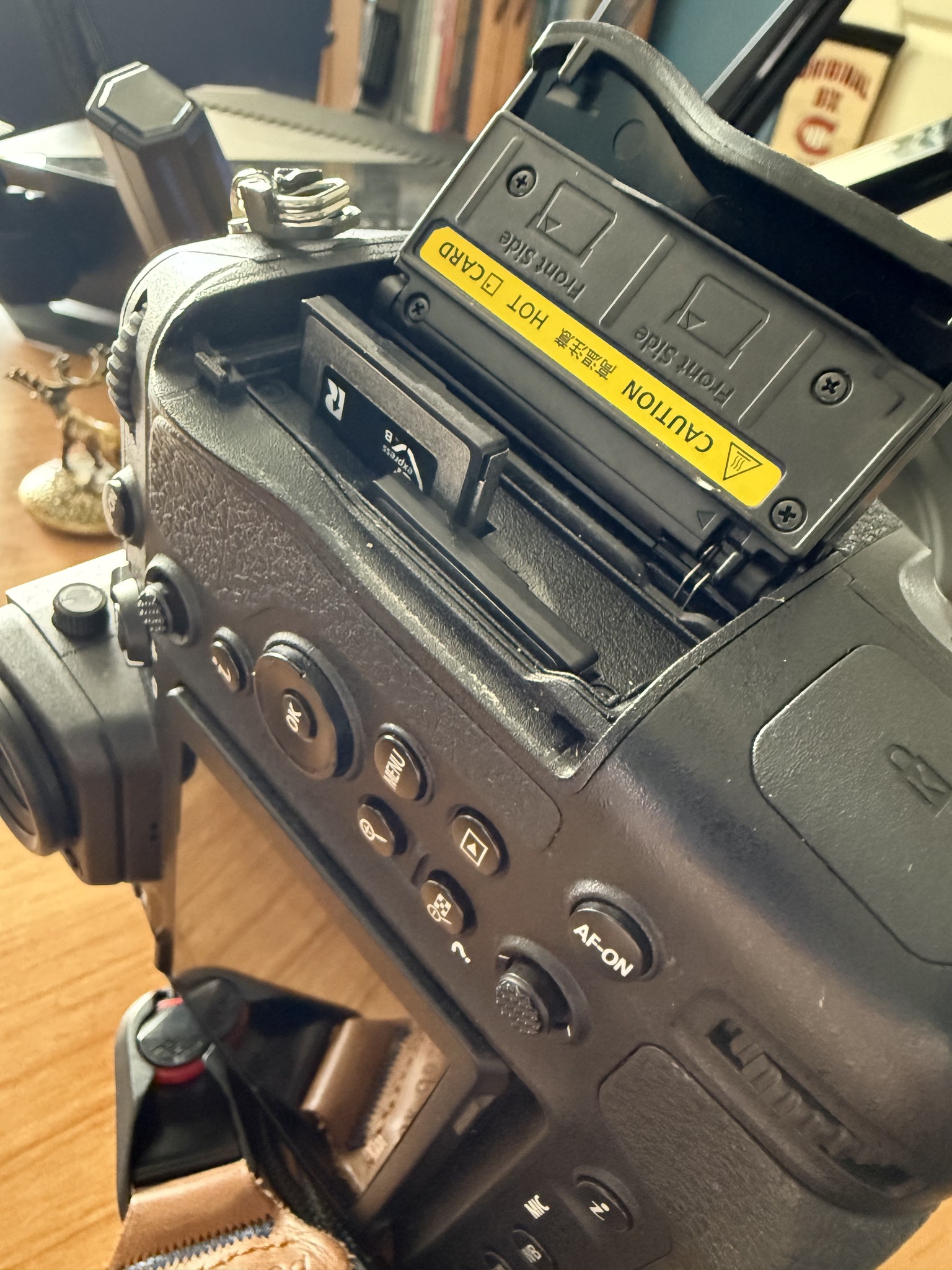 New For Nikon D750 SD Card Slot Cover Door Memory Chamber Lid Ass'y With Rubber Repair Parts