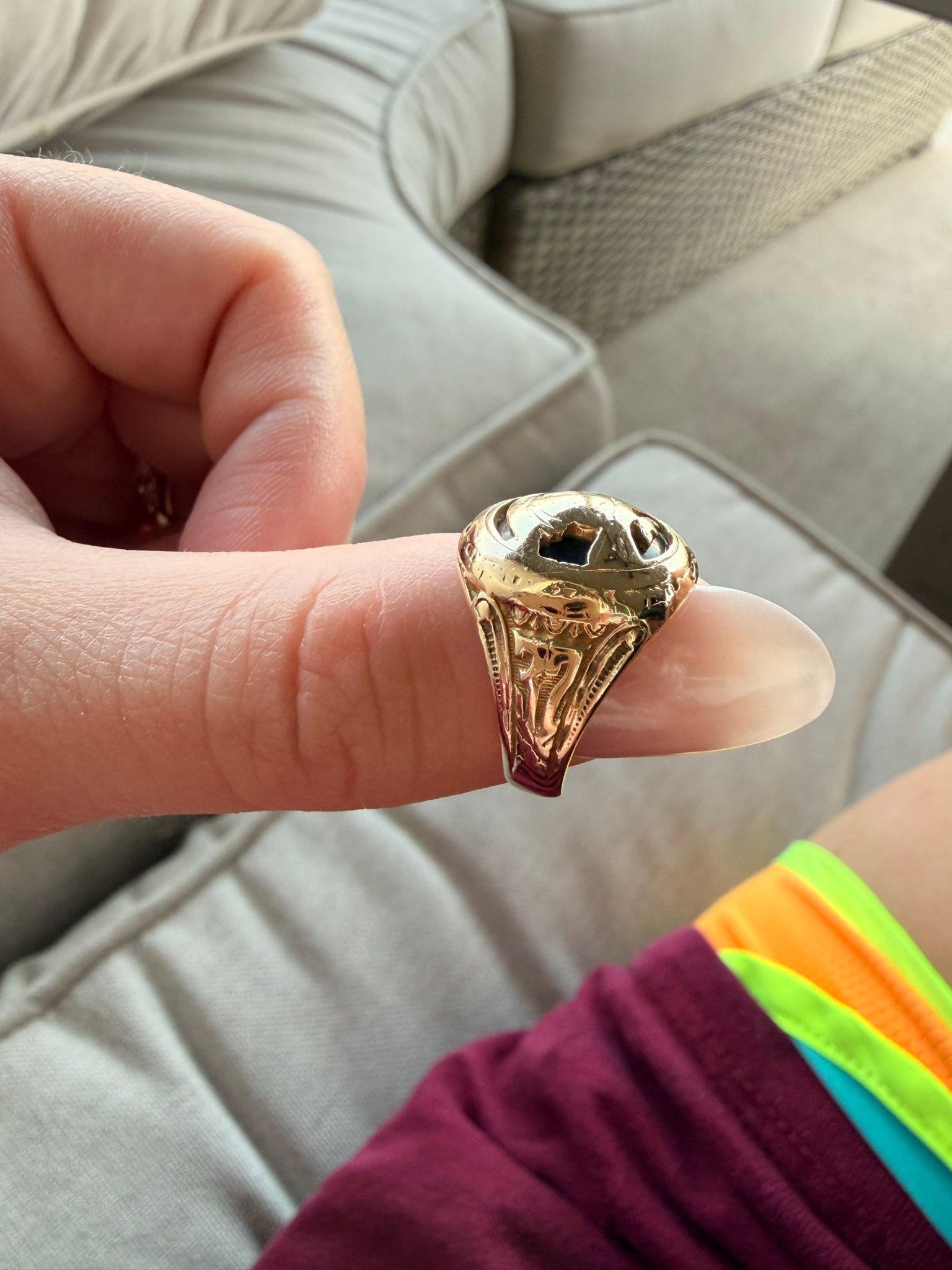 Identifying 1937 Amherst highschool ring design?