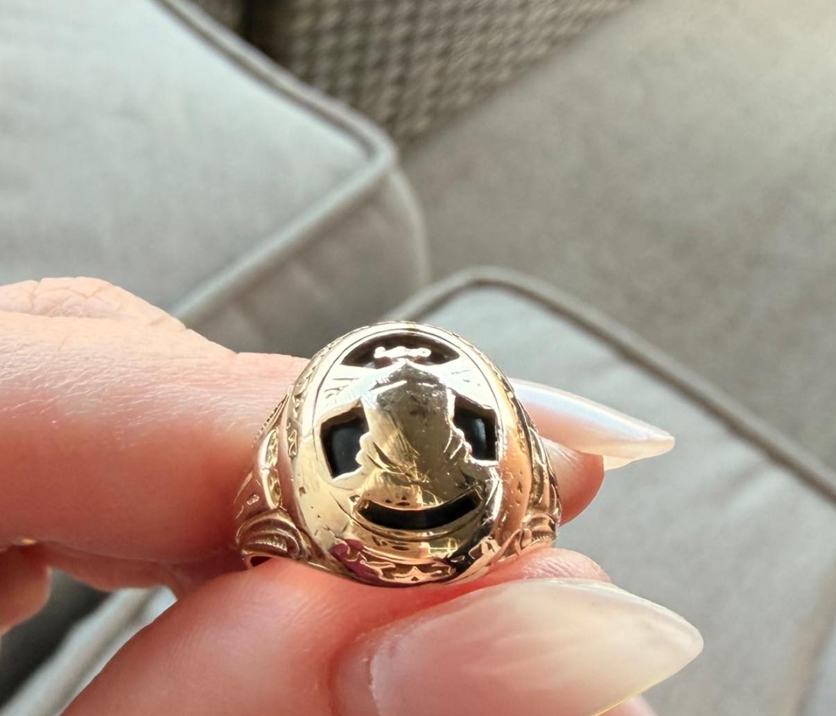 Identifying 1937 Amherst highschool ring design?