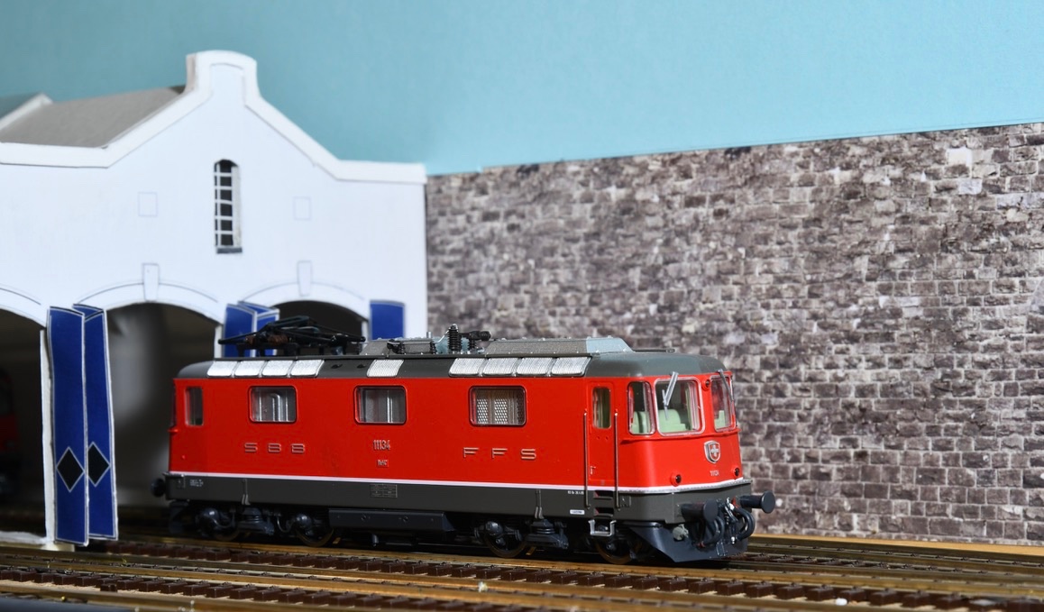 🇨🇭 SBB Re 4/4 II Swiss Express . . . . (ROCO H0)