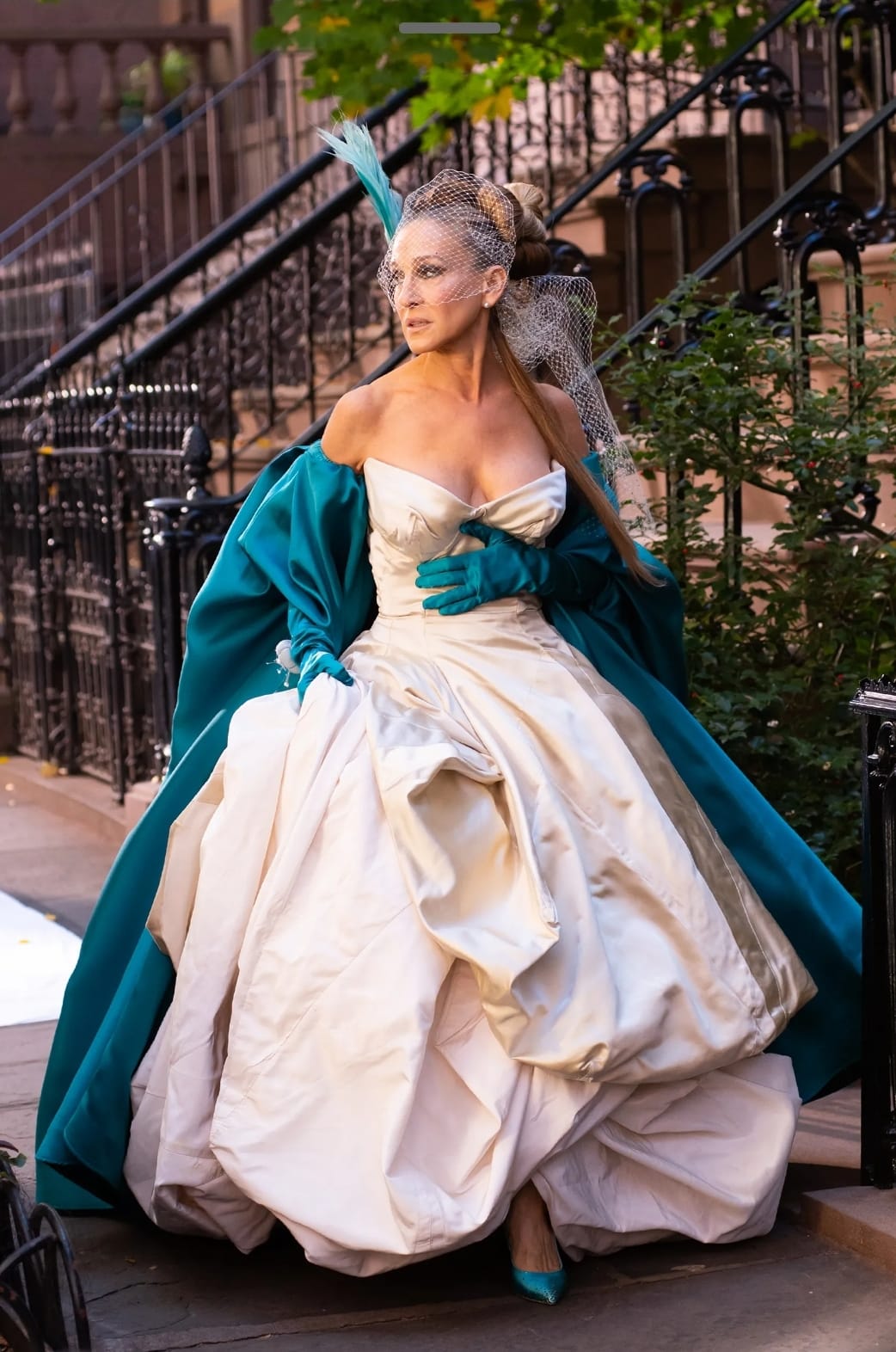 Sarah Jessica Parker said “I do” in an off-the-rack black wedding dress. Here's everything you need to know about the 'Sex and the City star's' gown. Click the link below ⬇️
