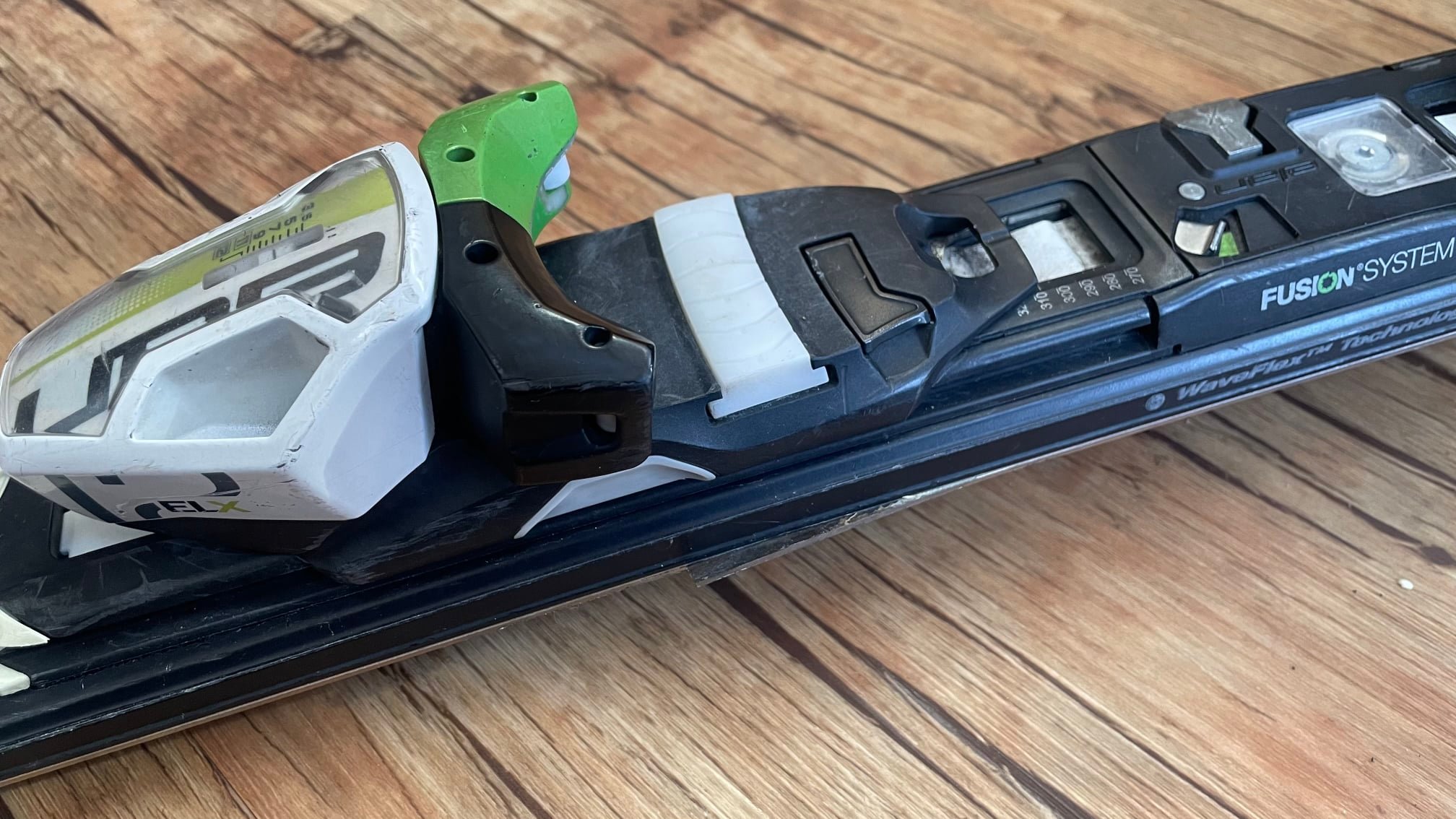 My beloved Elan Amphibio Waveflex 14 skis developed a separating