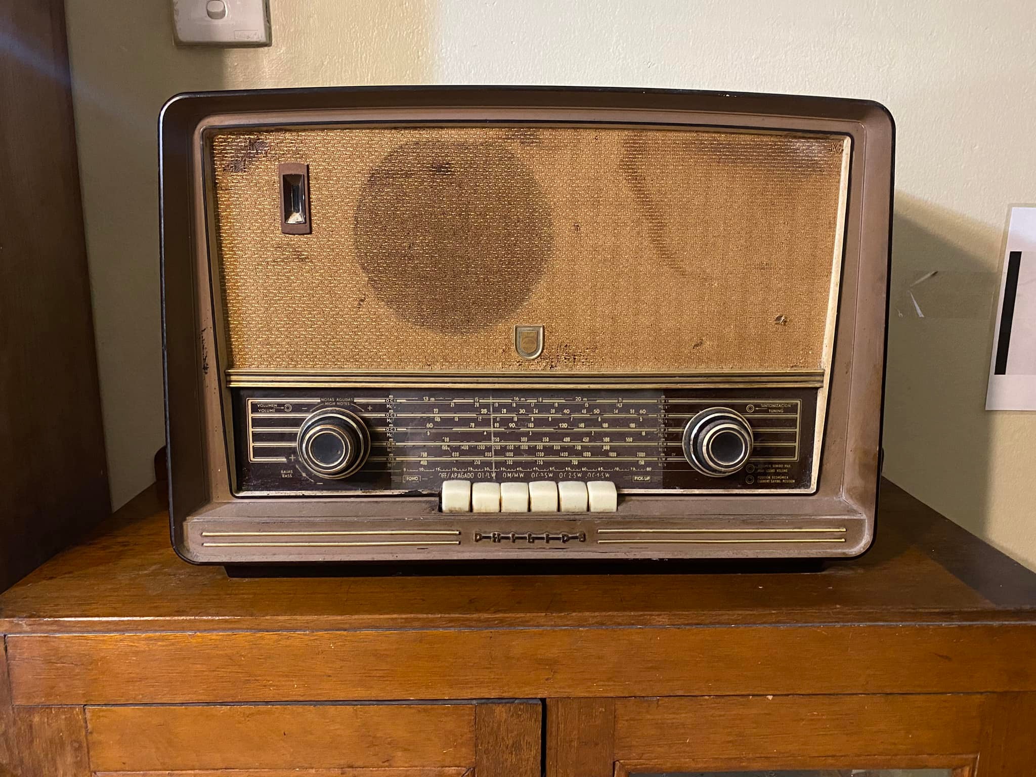 1950年代Philips老爷收音机，需换电线和插头，没试。品相完美，够经典。