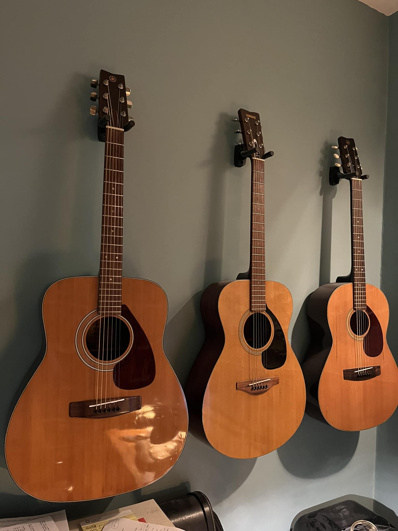 Yamaha FG160 transparent pickguard showcases sound hole inlay