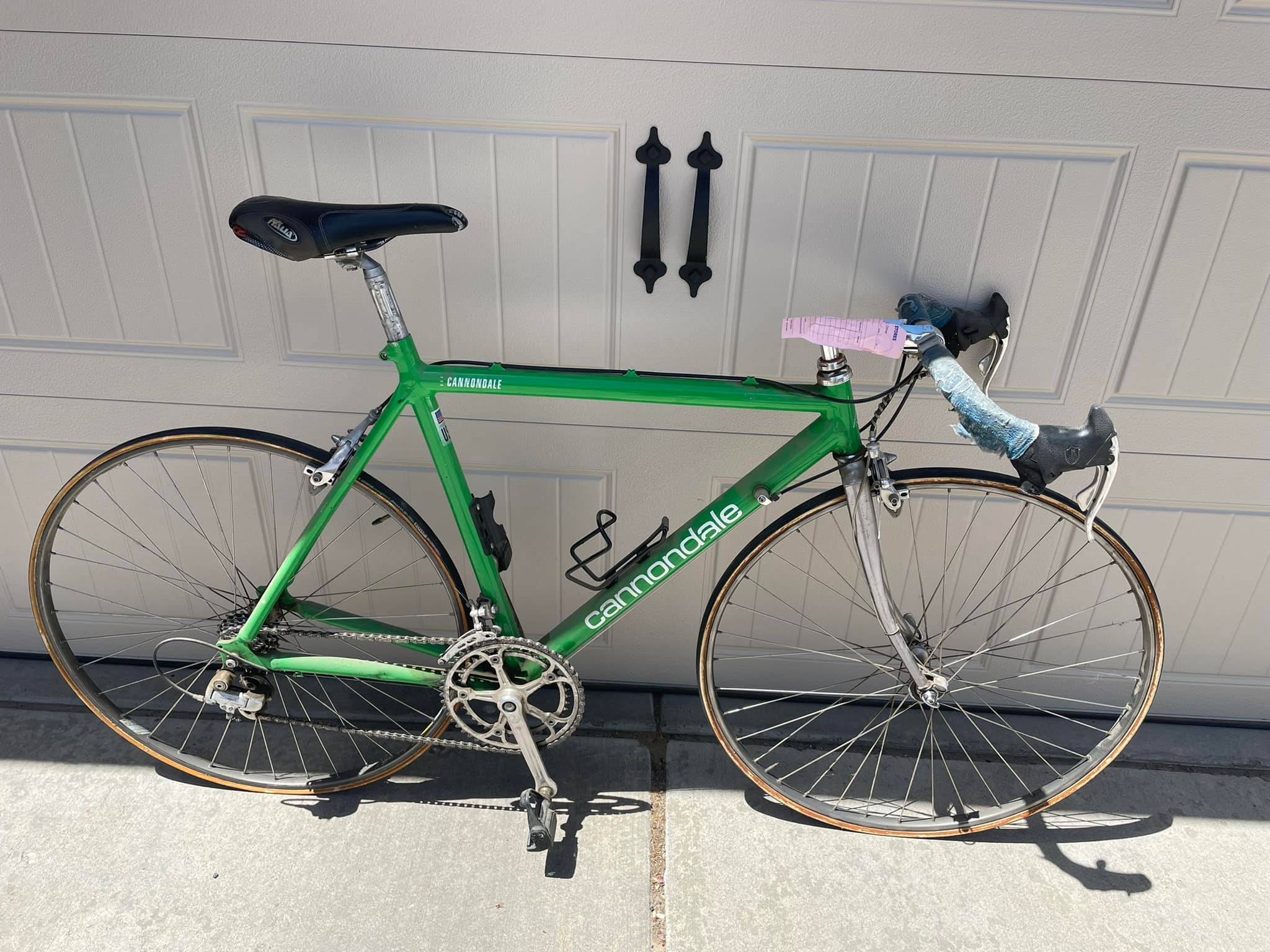 What is the origin of this custom painted Cannondale road bike 