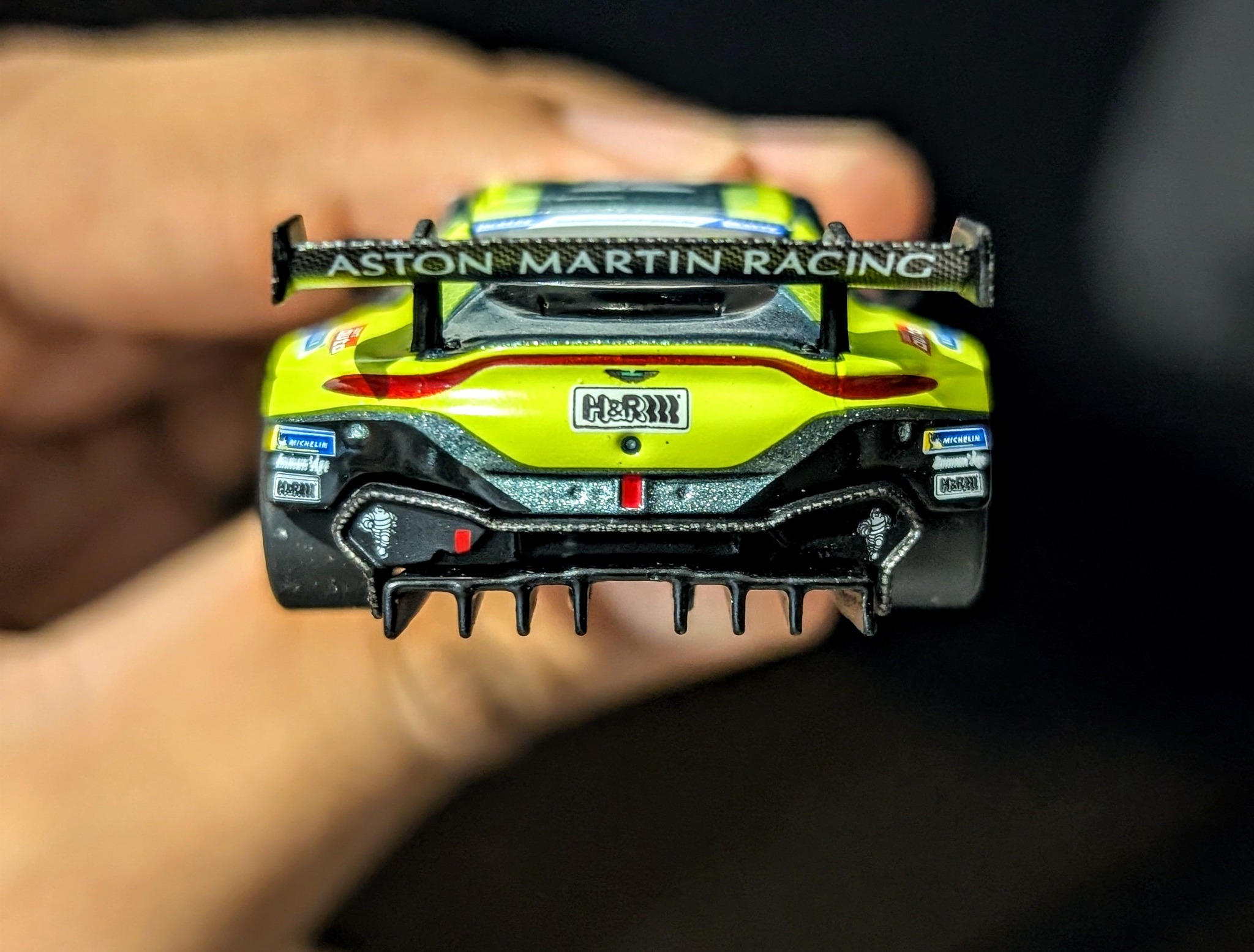 Voiture Miniature Aston Martin Vantage GT3 1:64 - Pop Race édition Carbone Limitée