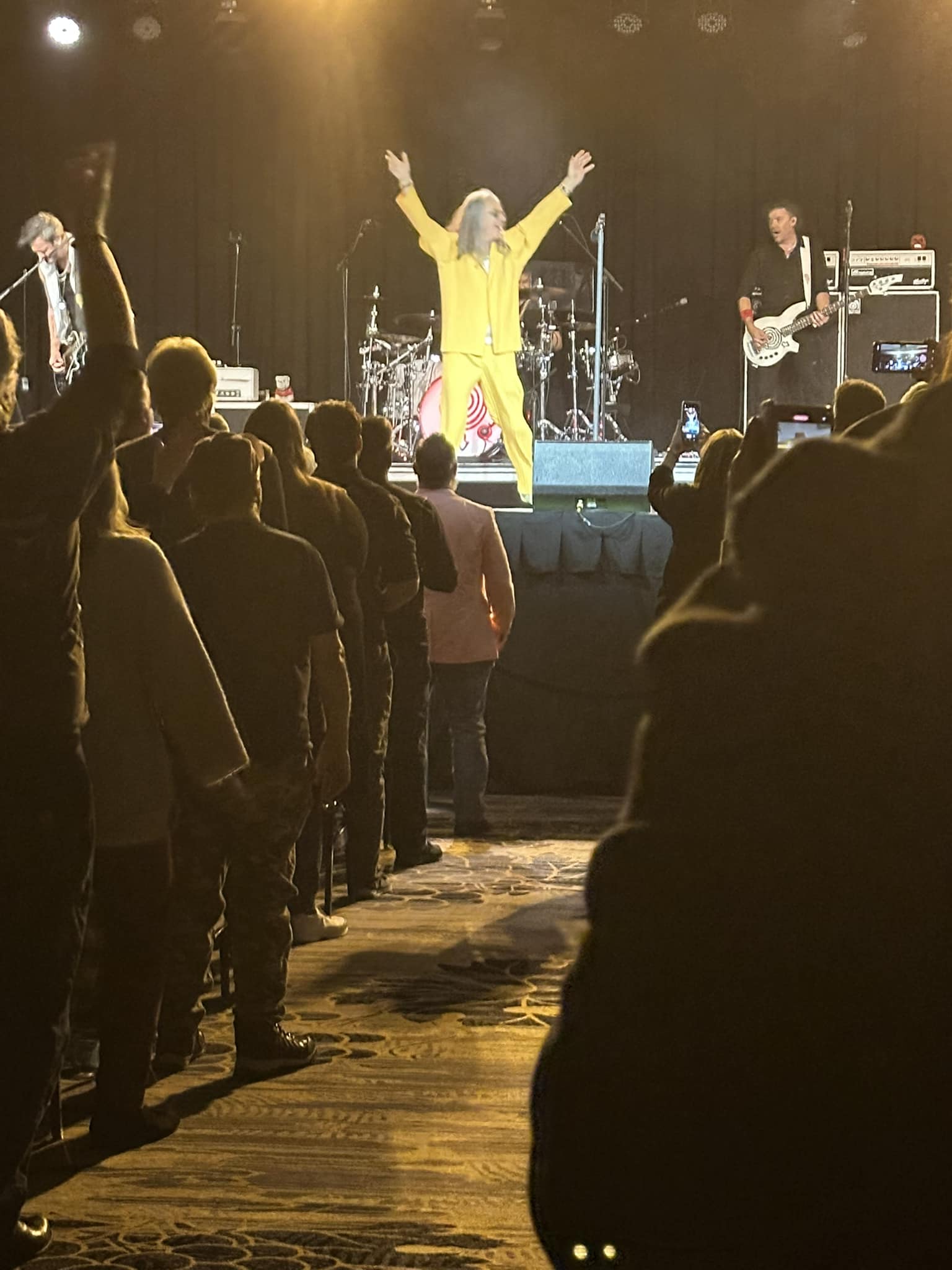 Mickey Thomas sings with Ed Roland at Starship concert