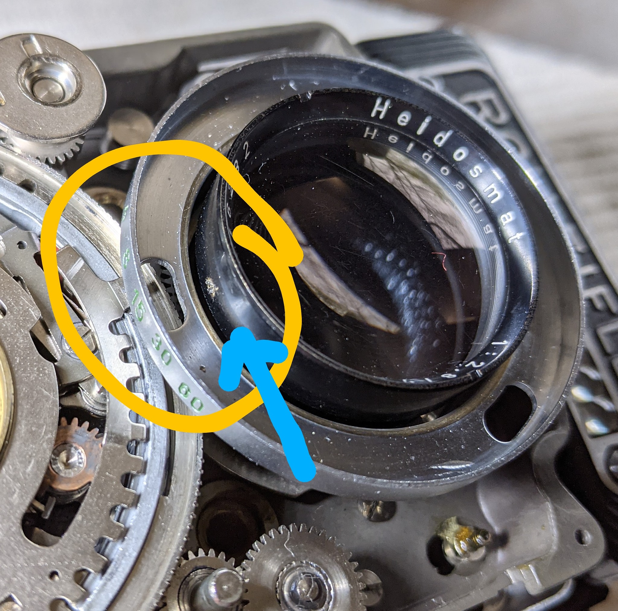 How to remove the viewing lens from a Rolleiflex 3.5 EVS camera?