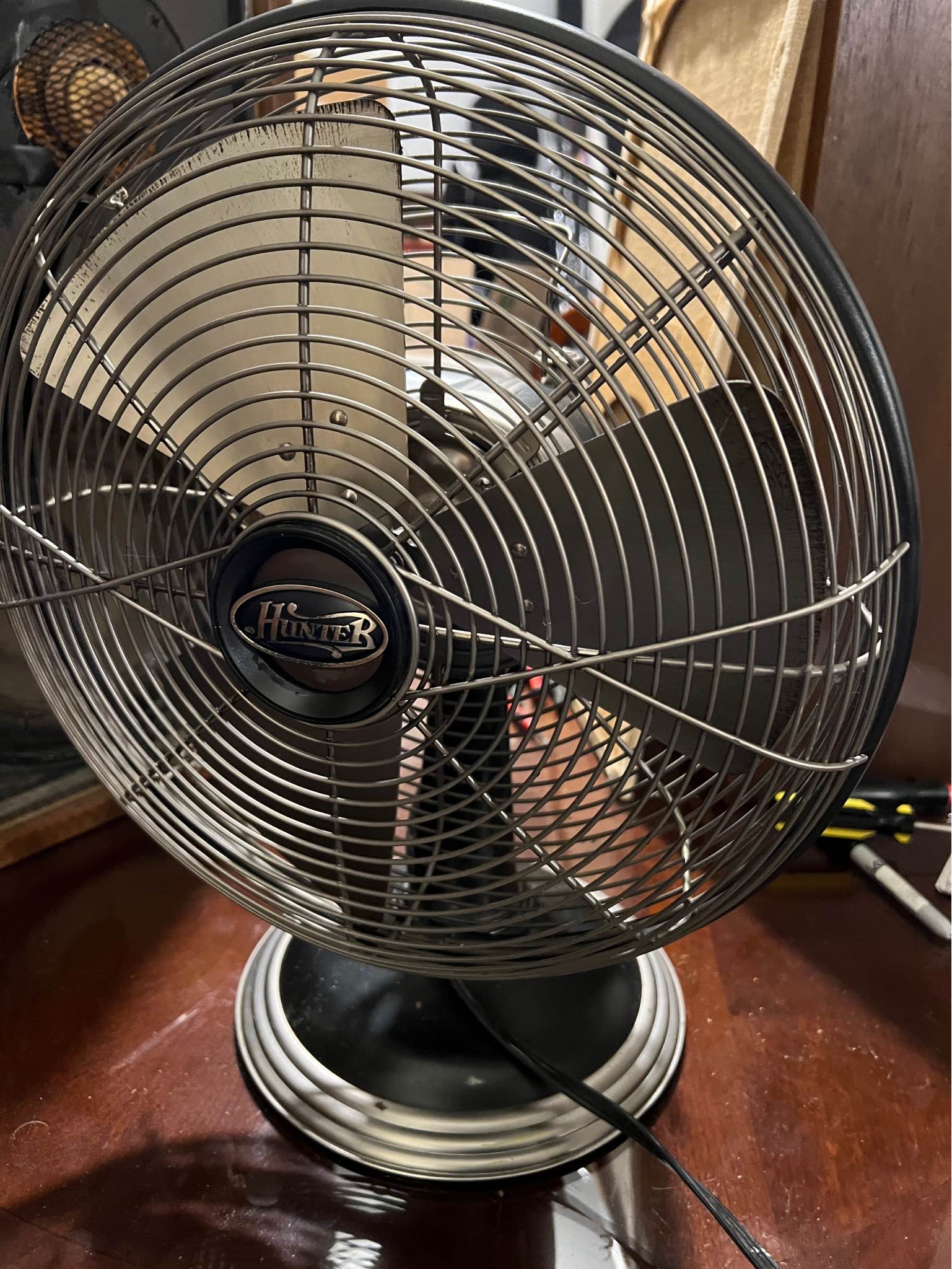 This 90302 model fan refers to the Hunter Rockefeller Table Fan