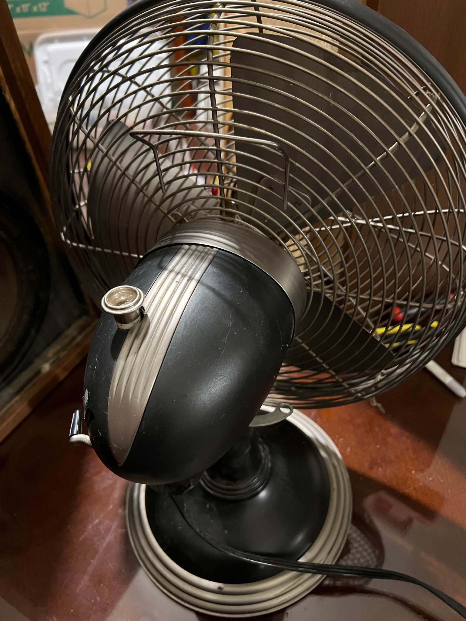 This 90302 model fan refers to the Hunter Rockefeller Table Fan