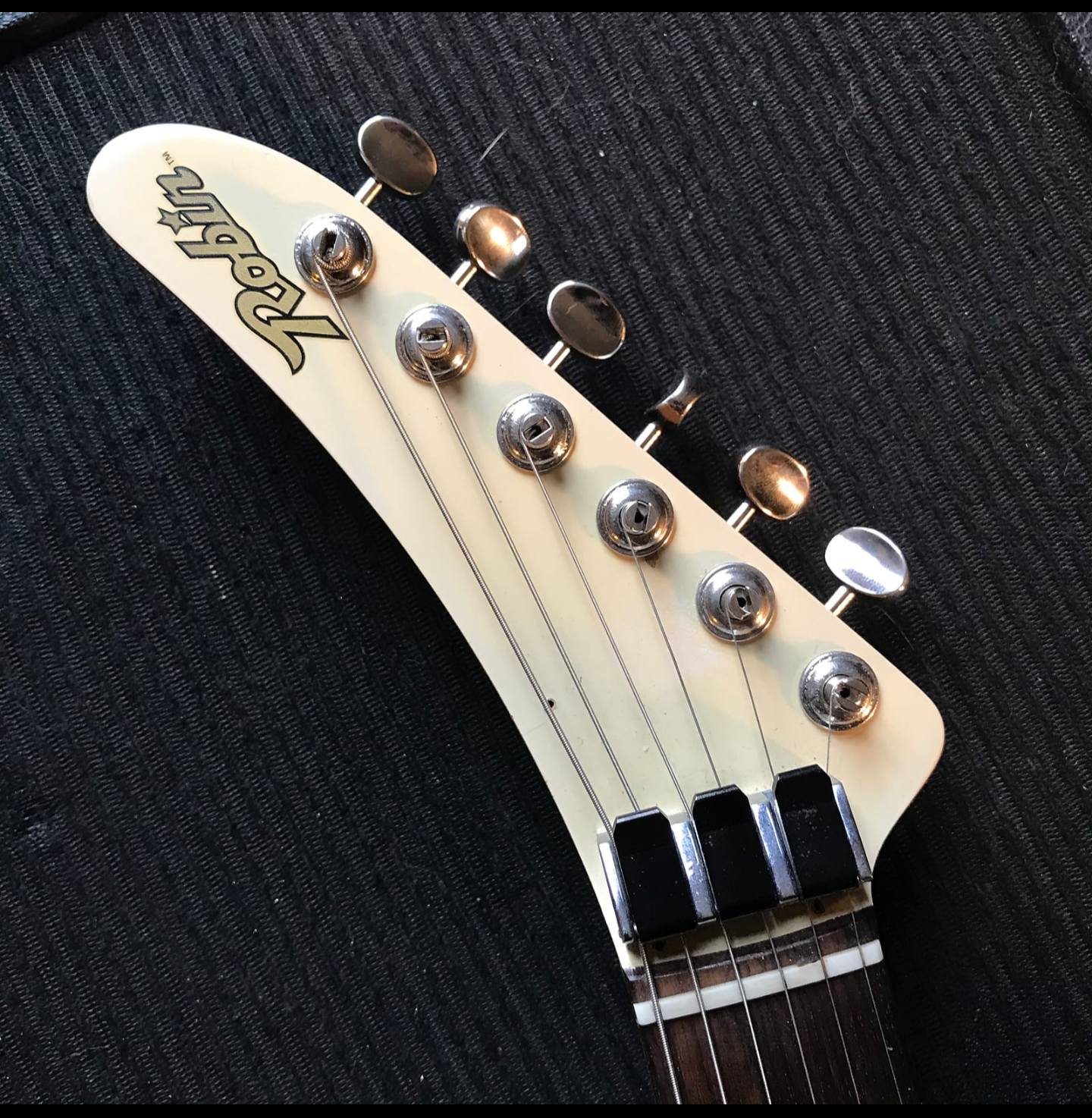 Who has Tokai-made Robin guitars?