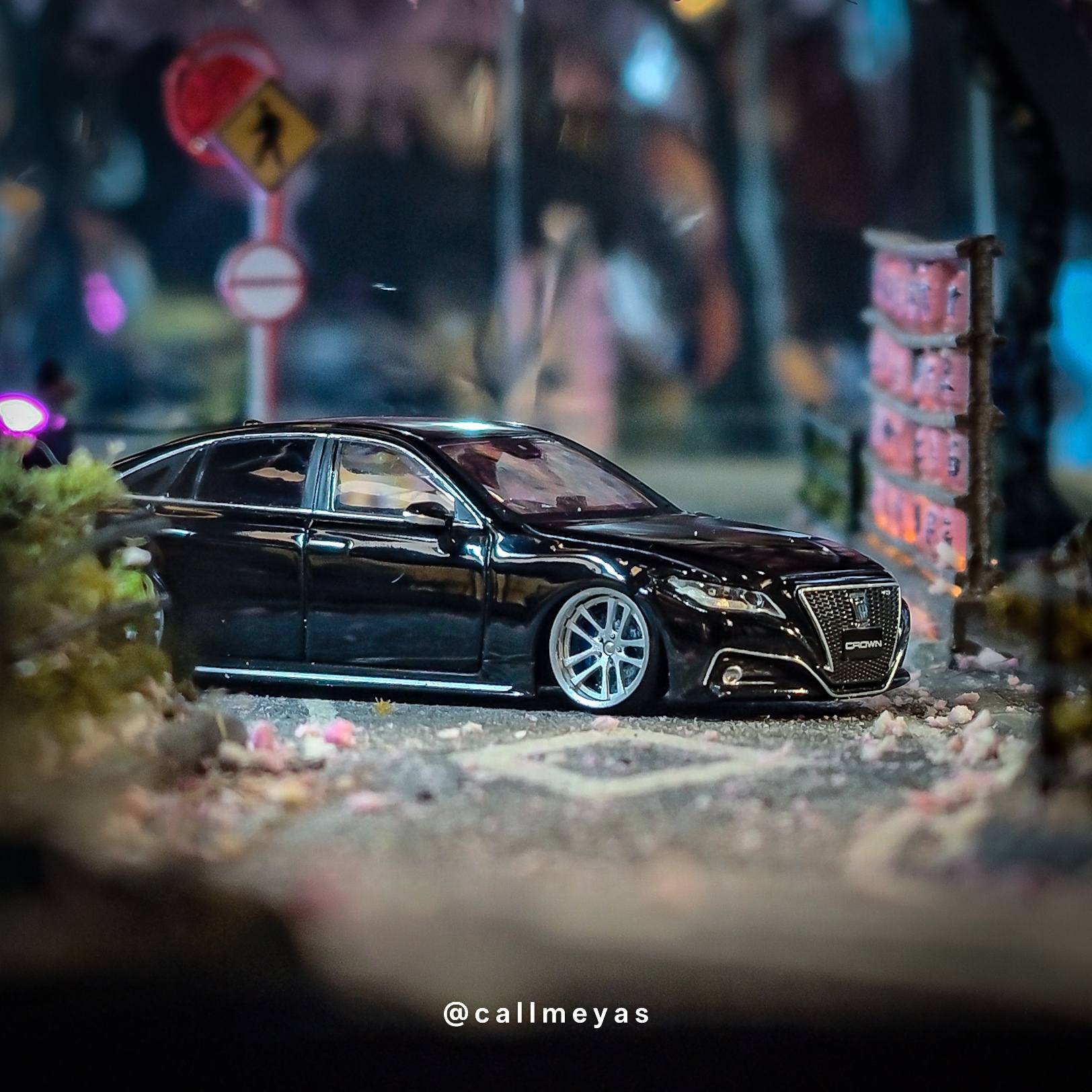 Toyota Crown 15th gen limo diecast model by HobbyJapan