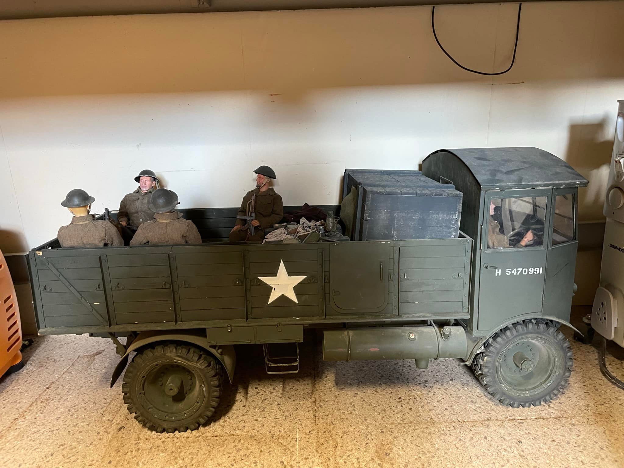 Fully functional 1/6 scale 21st century jeep model with working
