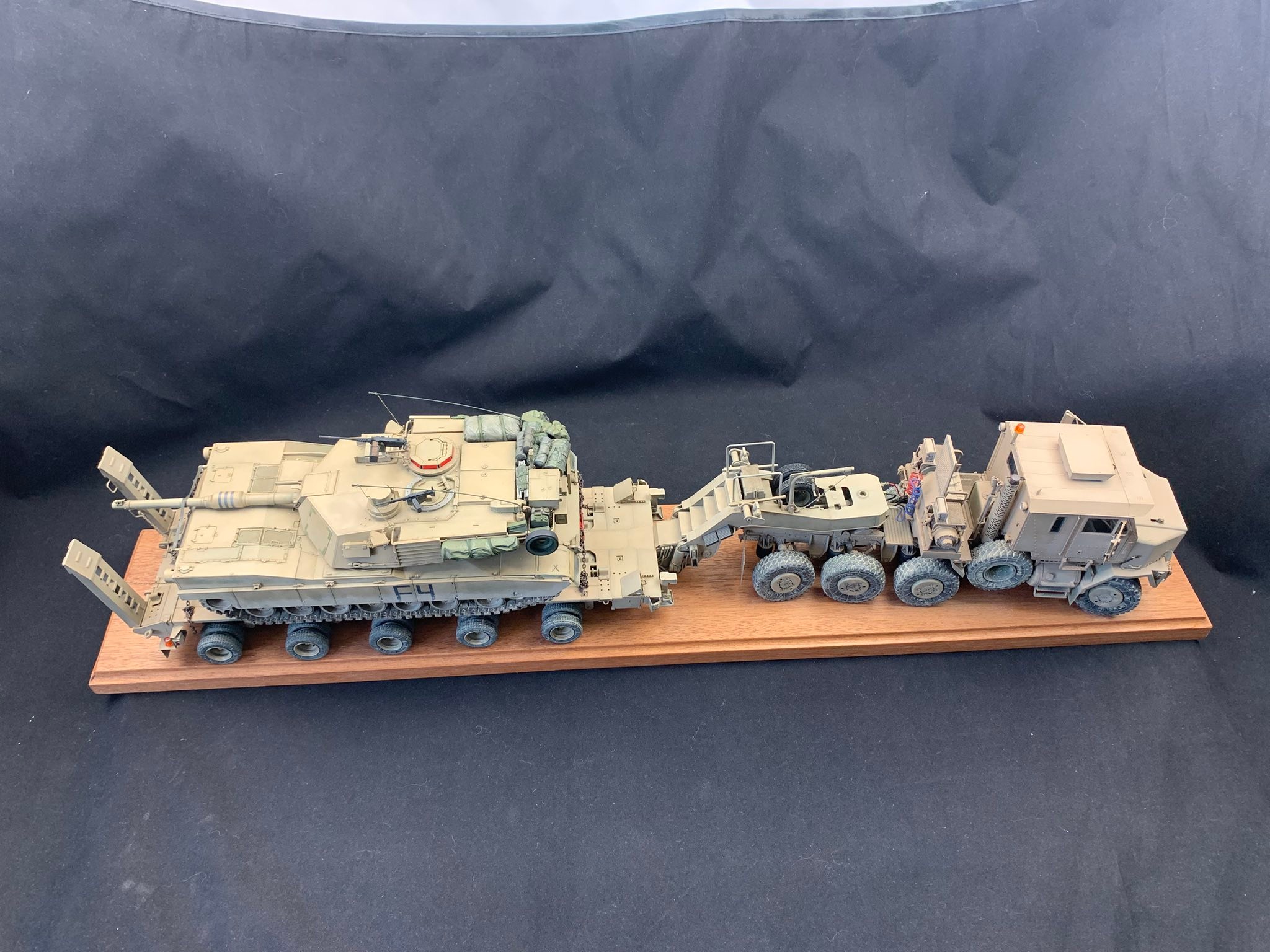 Hobbyboss 1/35 M1070/M1000 HETS – Kit De Montage Authentique, Pièces Photogravées Et Métal, Pour Les Pros !