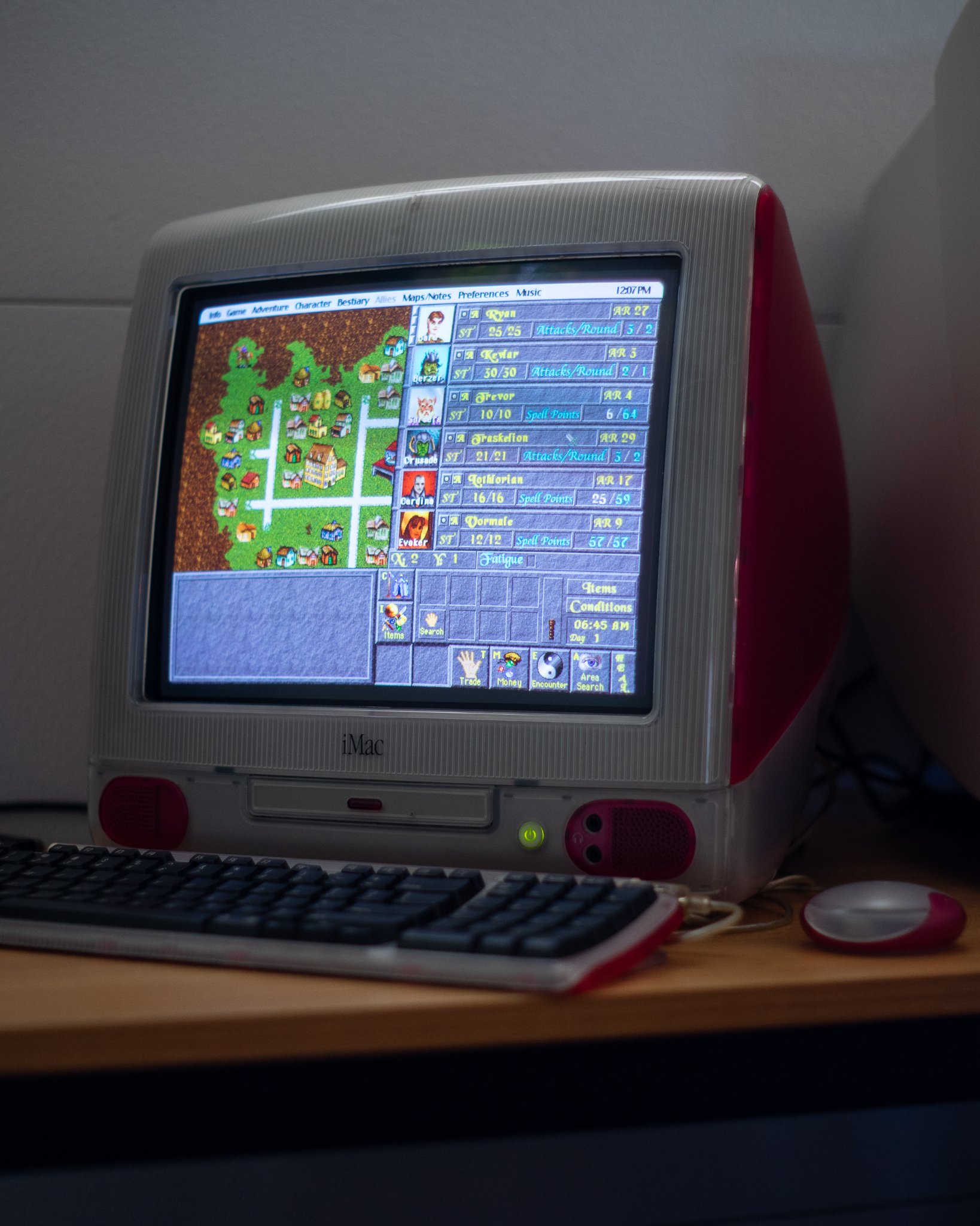 Imac G3 with 15in CRT display for gaming