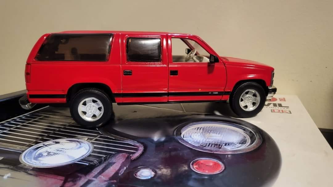DCCL90s Chevrolet Suburban (1993) 1:24