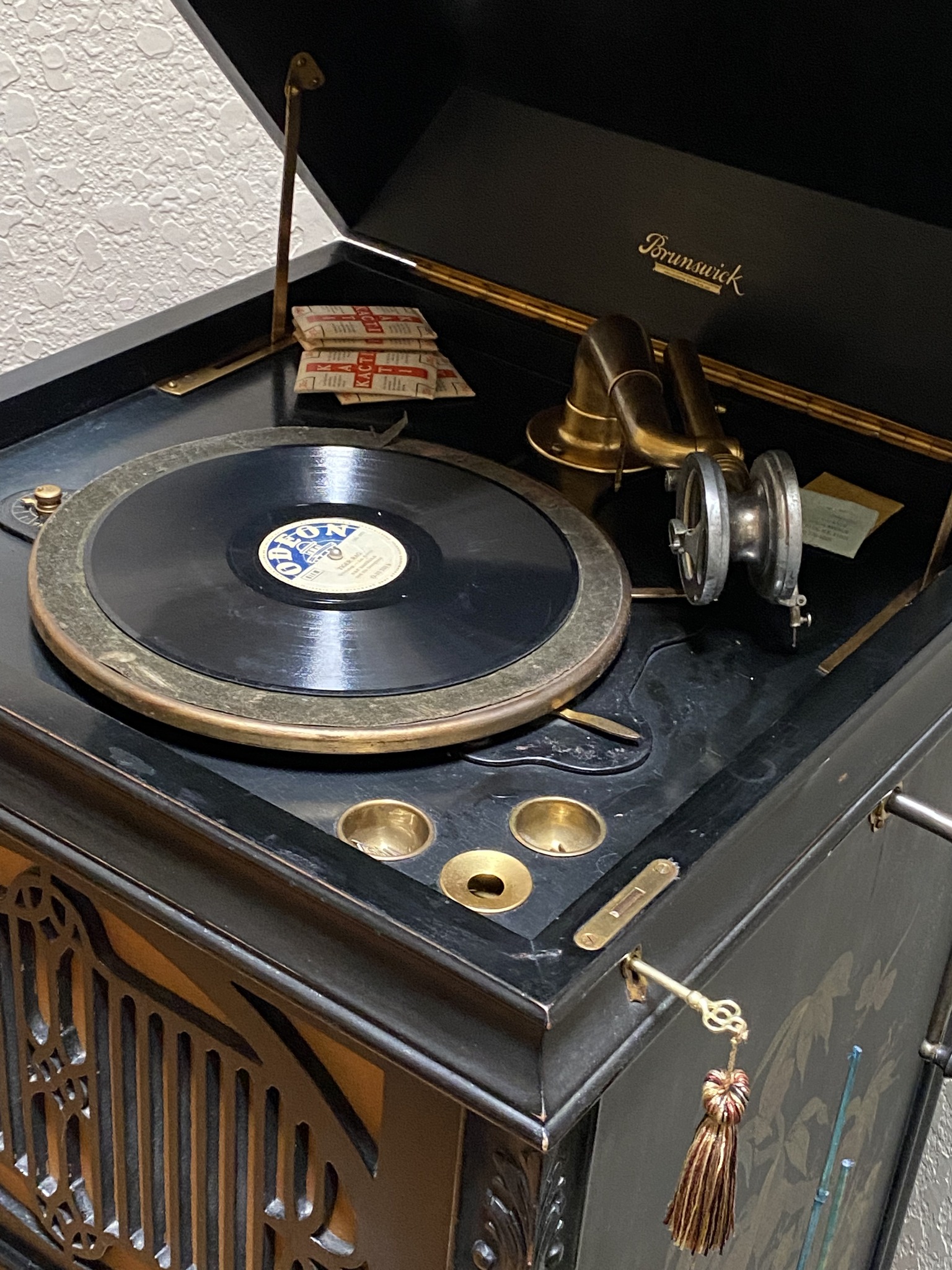 1923 Brunswick Style 127 Japanese black lacquer wind-up record player