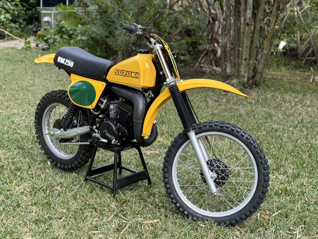 💛VMX BIKE REVIEW💛 The 1978 Suzuki RM250 came in two distinct