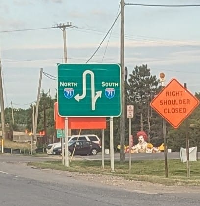 NO 518ー写真の通りです。 Temporary traffic sign in Sunbury, Ohio, for I-71 northbound