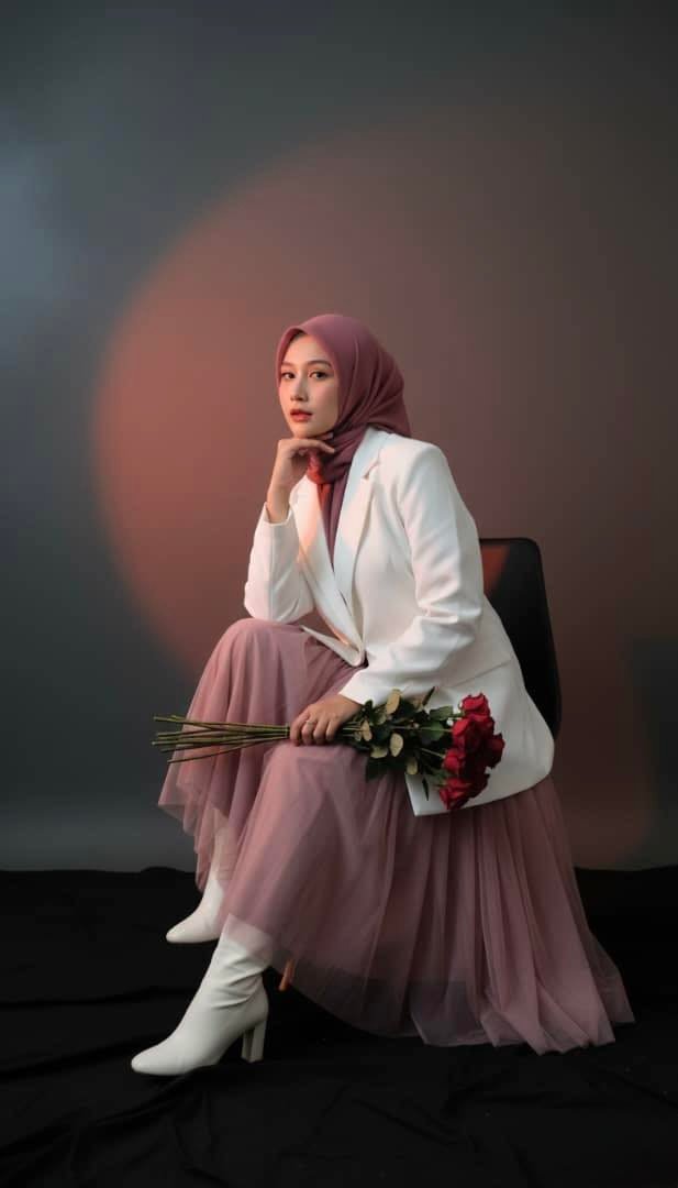Riani - Edit foto ini menjadi duduk santai di kursi studio foto dengan ...