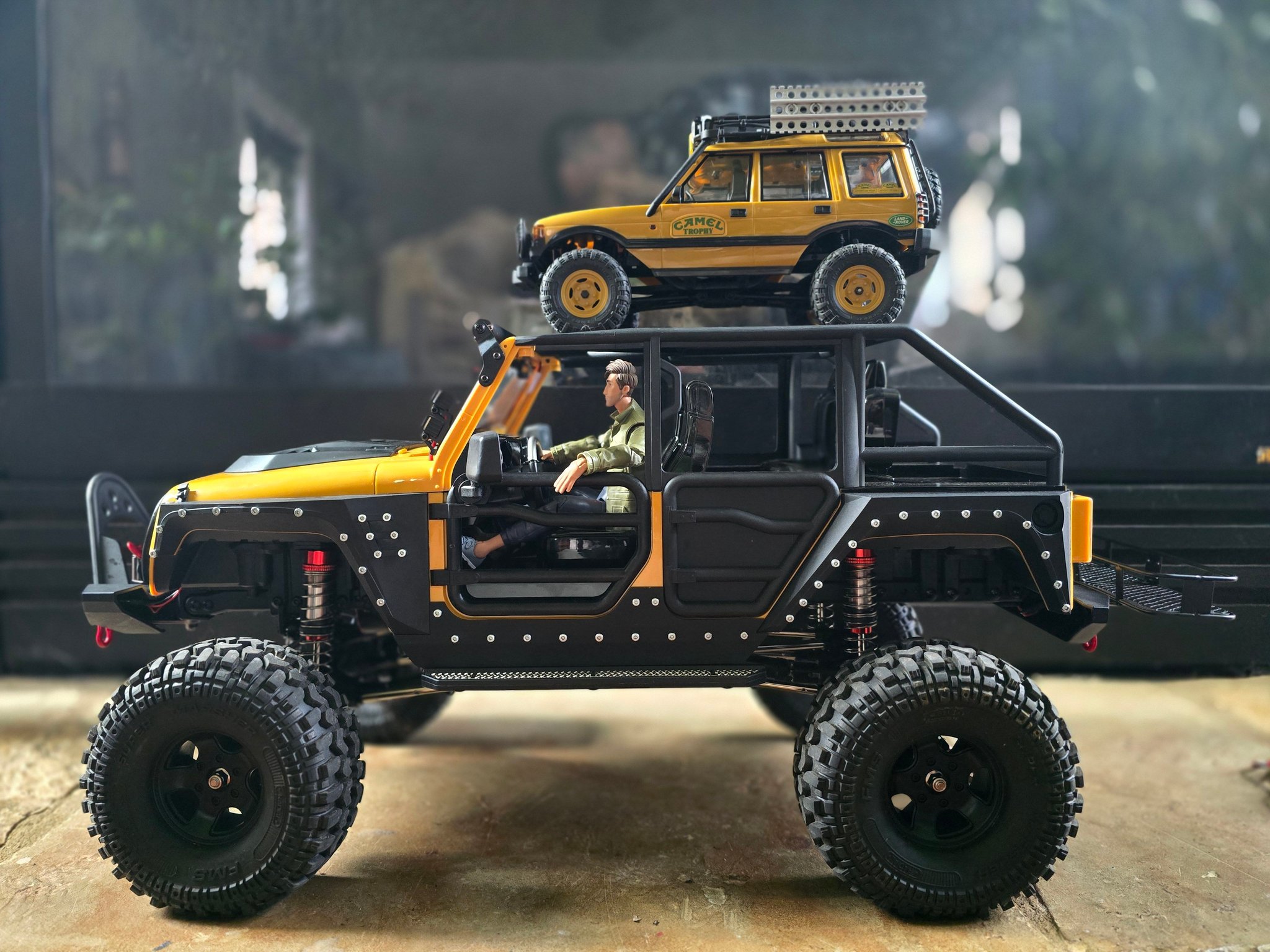 Custom Land Rover Discovery 1 RC Model with Realistic Features