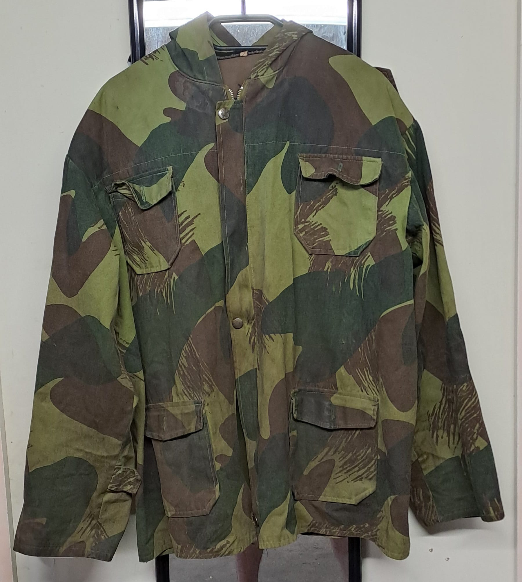 Hello dear enthusiasts, Could any of you help me with identifying 