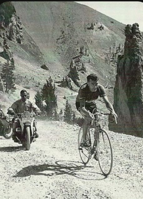 Photo Vintage 1953 Giro D'Italia - Louison Bobet Au Ravitaillement - Format 18x13