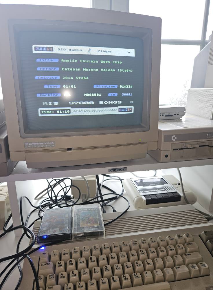 パソコン Playing hero with SID music on a Commodore 64
