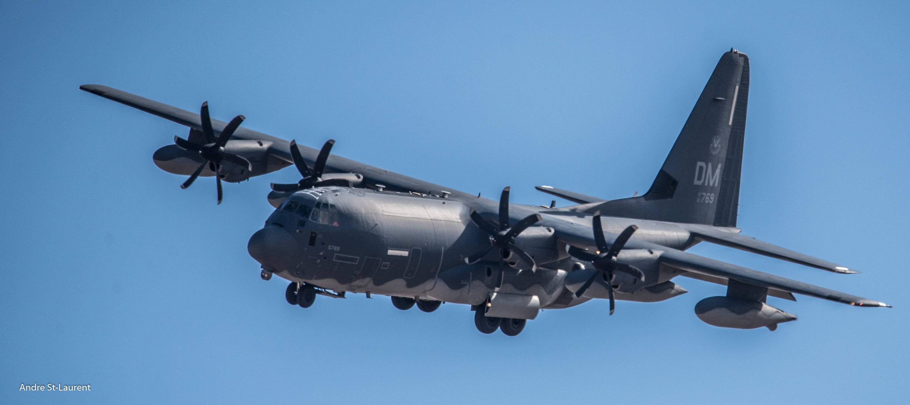 Lockheed C-130 Hercules lands in Lake Havasu City