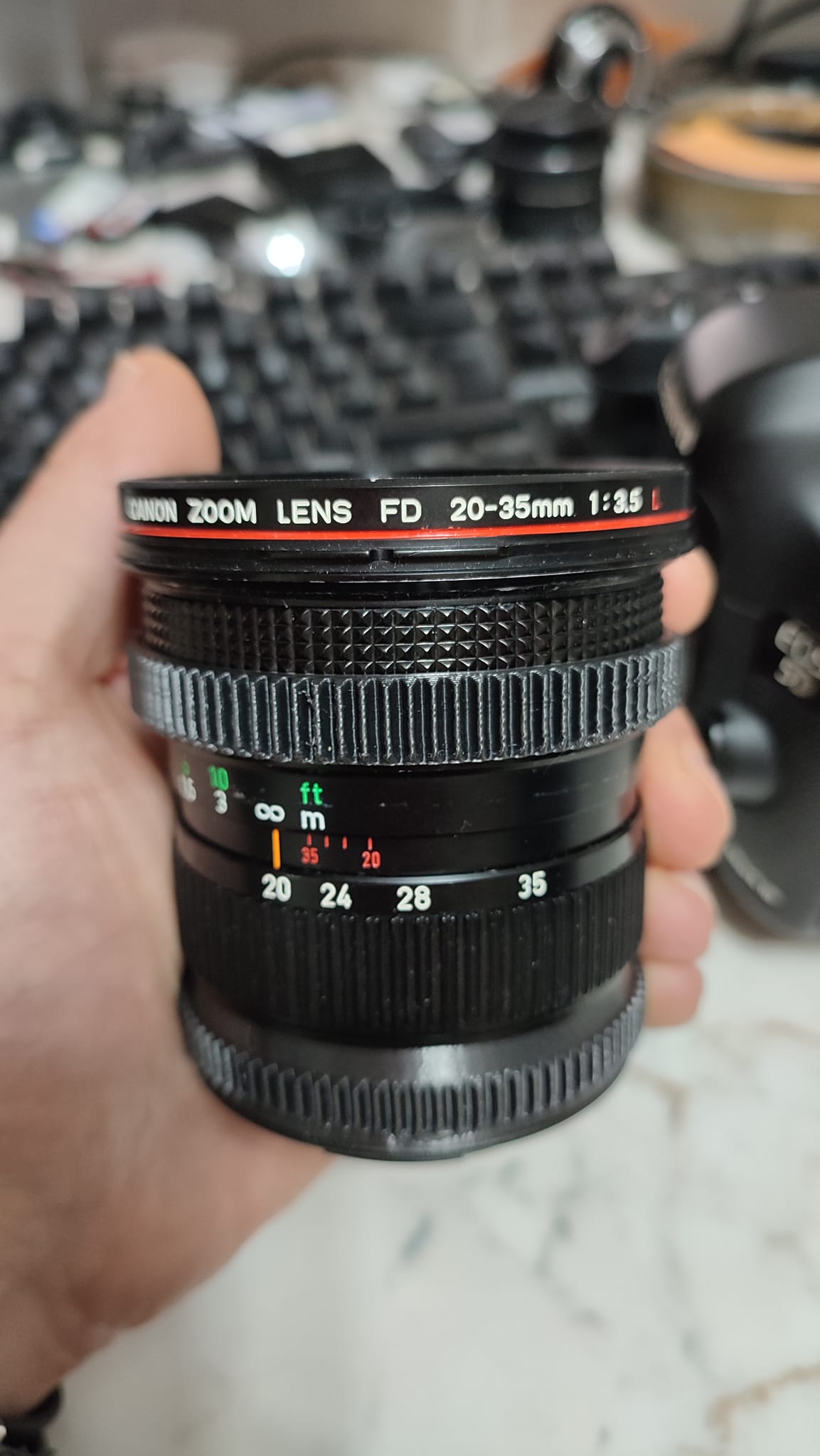 Is the Canon nfd 20-35 f3.5 lens parfocal?